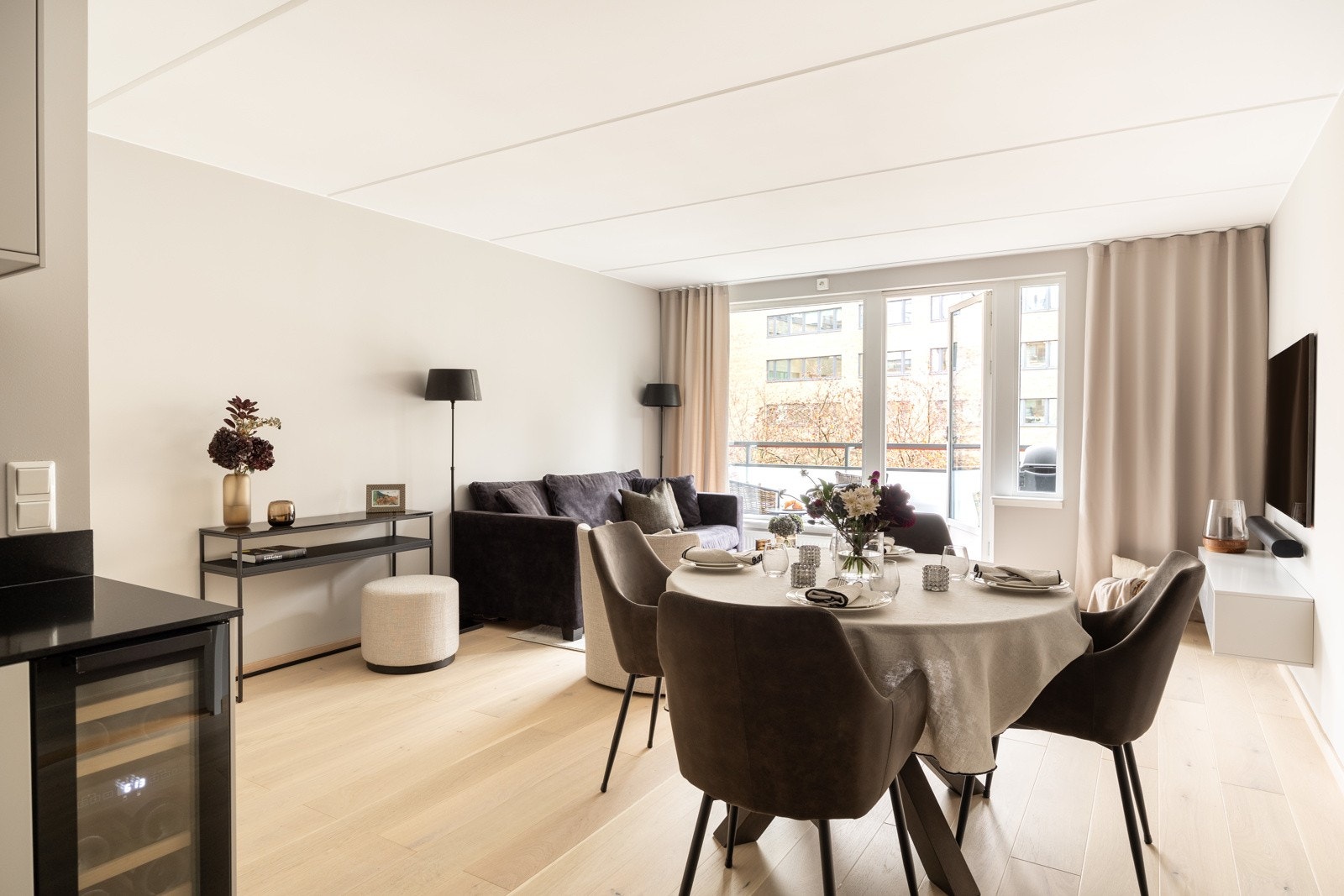 Leiligheten byr på flere gode kvaliteter med nytt kjøkken fra 2022 og stor, felles takterrasse. Galleribilde