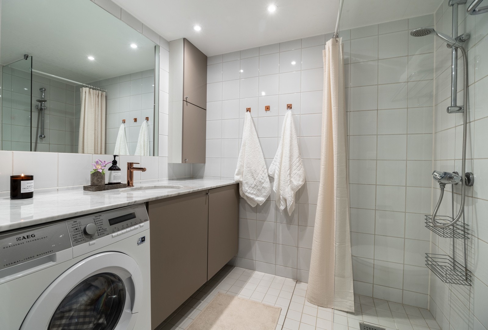 Badet har opplegg for vaskemaskin. Galleribilde