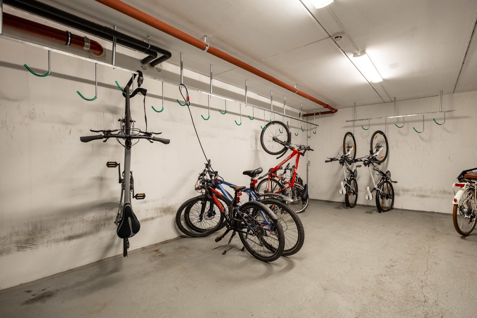 Stor felles sykkelparkering i kjeller. Galleribilde