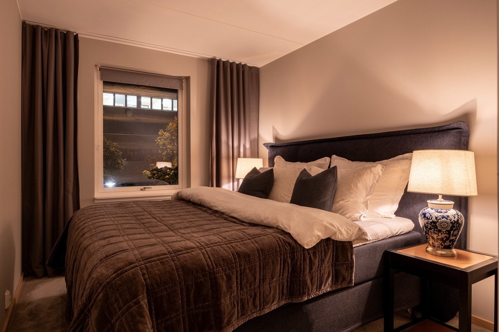 Behagelig vegg-til-vegg teppe på soverom. Galleribilde