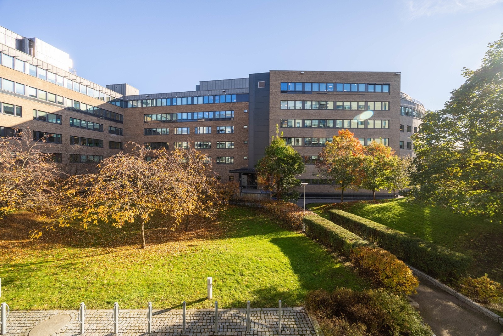 Balkongen har en skjermet beliggenhet og hyggelig utsyn mot grøntområder. Galleribilde