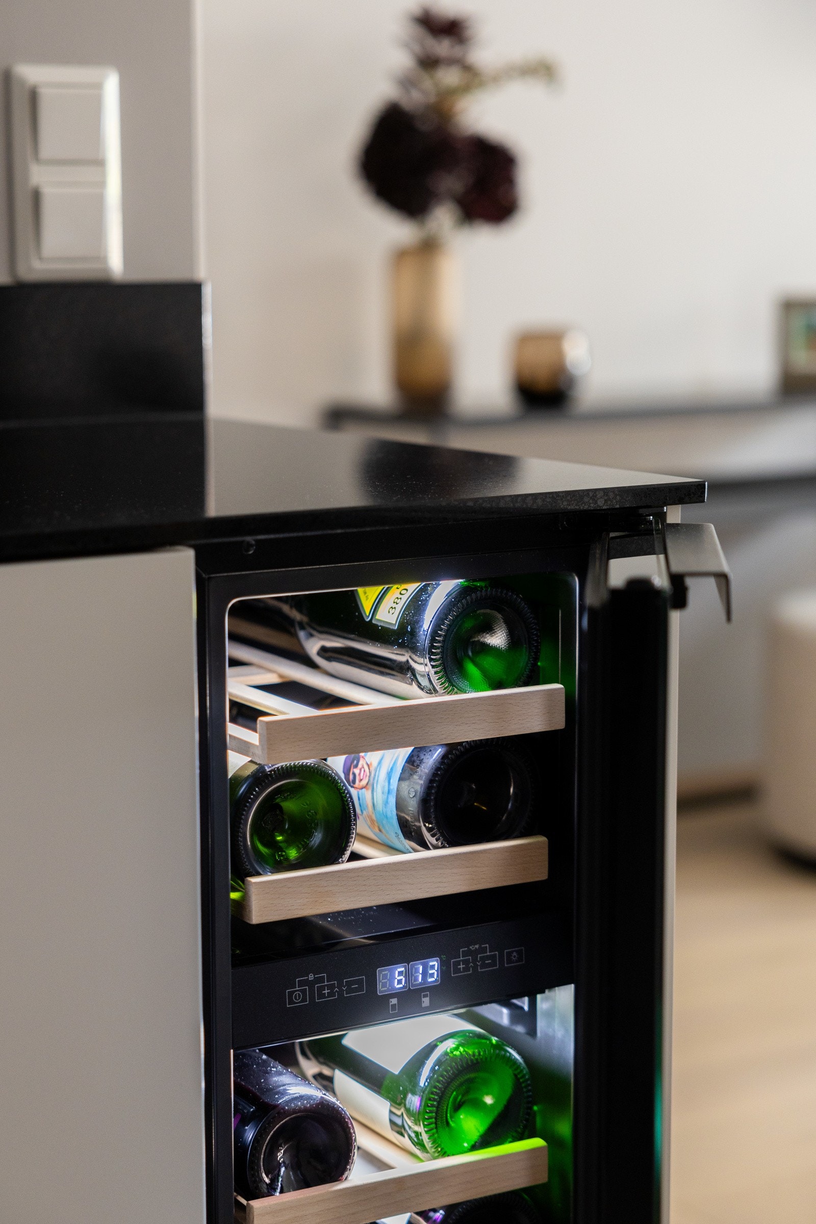 Kjøkkenet er levert av Drømmekjøkkenet og har moderne integrerte hvitevarer. Galleribilde