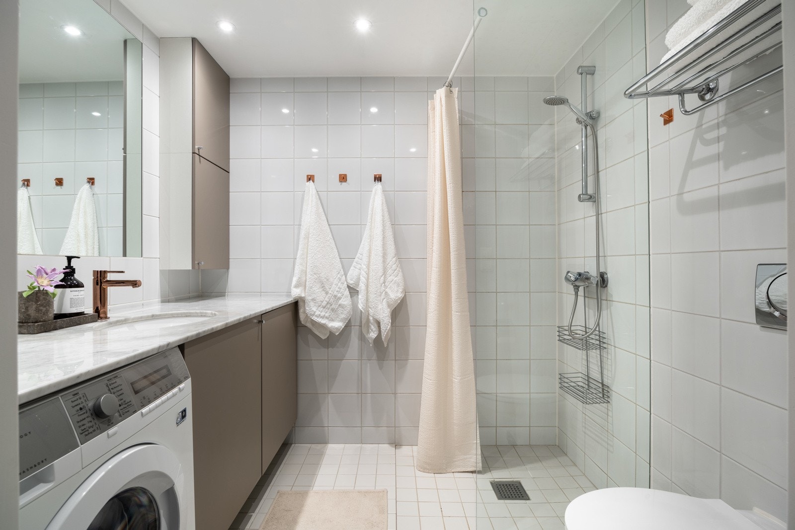 Stort og delikat baderom med flislagt gulv med gulvvarme. Galleribilde