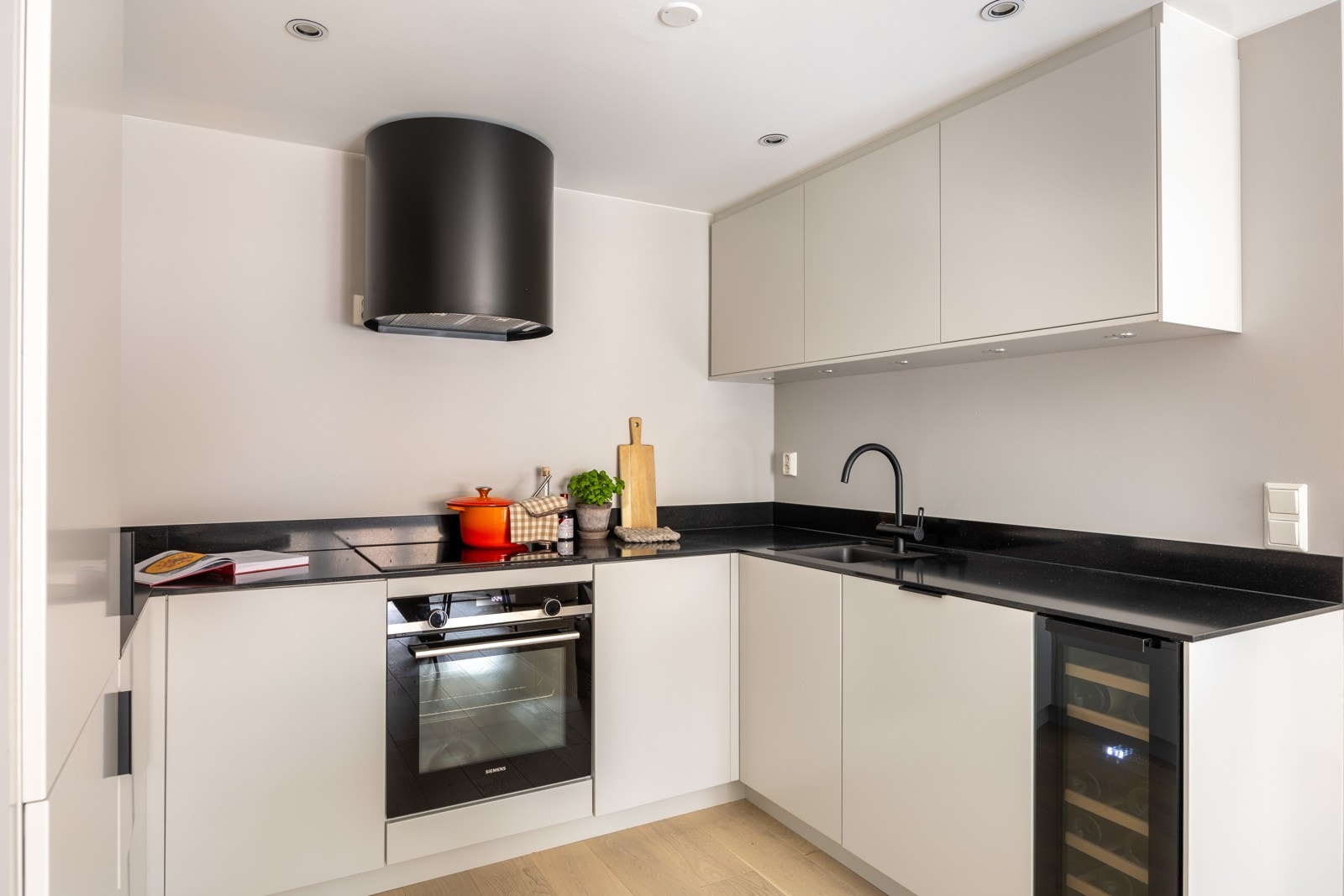 Moderne kjøkkeninnredning med slette fronter fra 2022 og benkeplate av komposittstein. Galleribilde