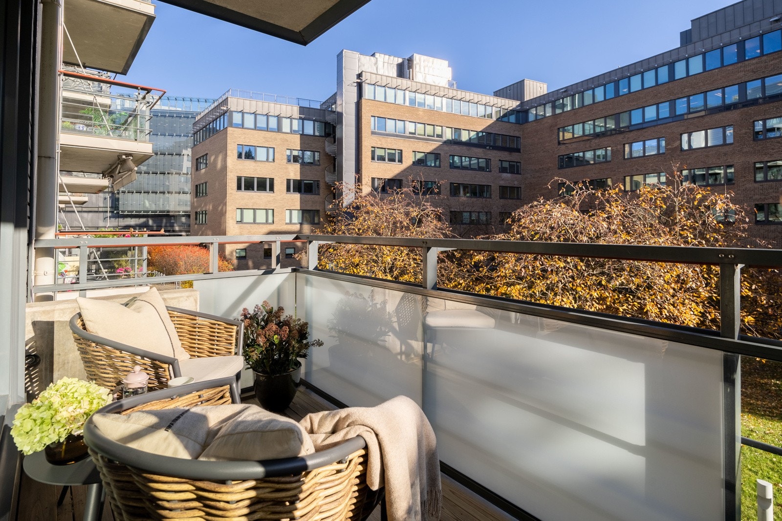 Utgang fra stue til sydøstvendt balkong på 6 kvm. Galleribilde