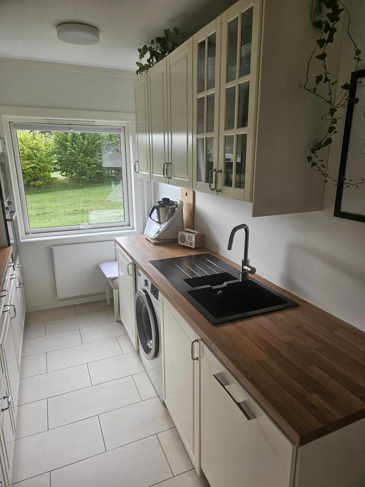 Eier har montert 2 helt nye skap over benkeplaten (september 2024) Galleribilde