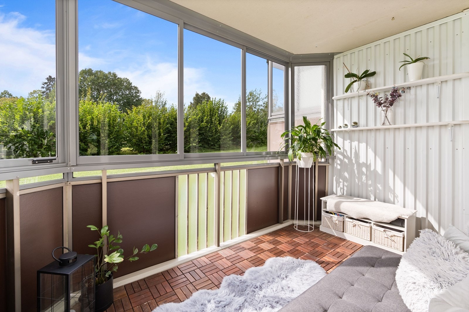 Uteplassen har god plass til utemøbler, samt gass-/elektrisk grill. Galleribilde