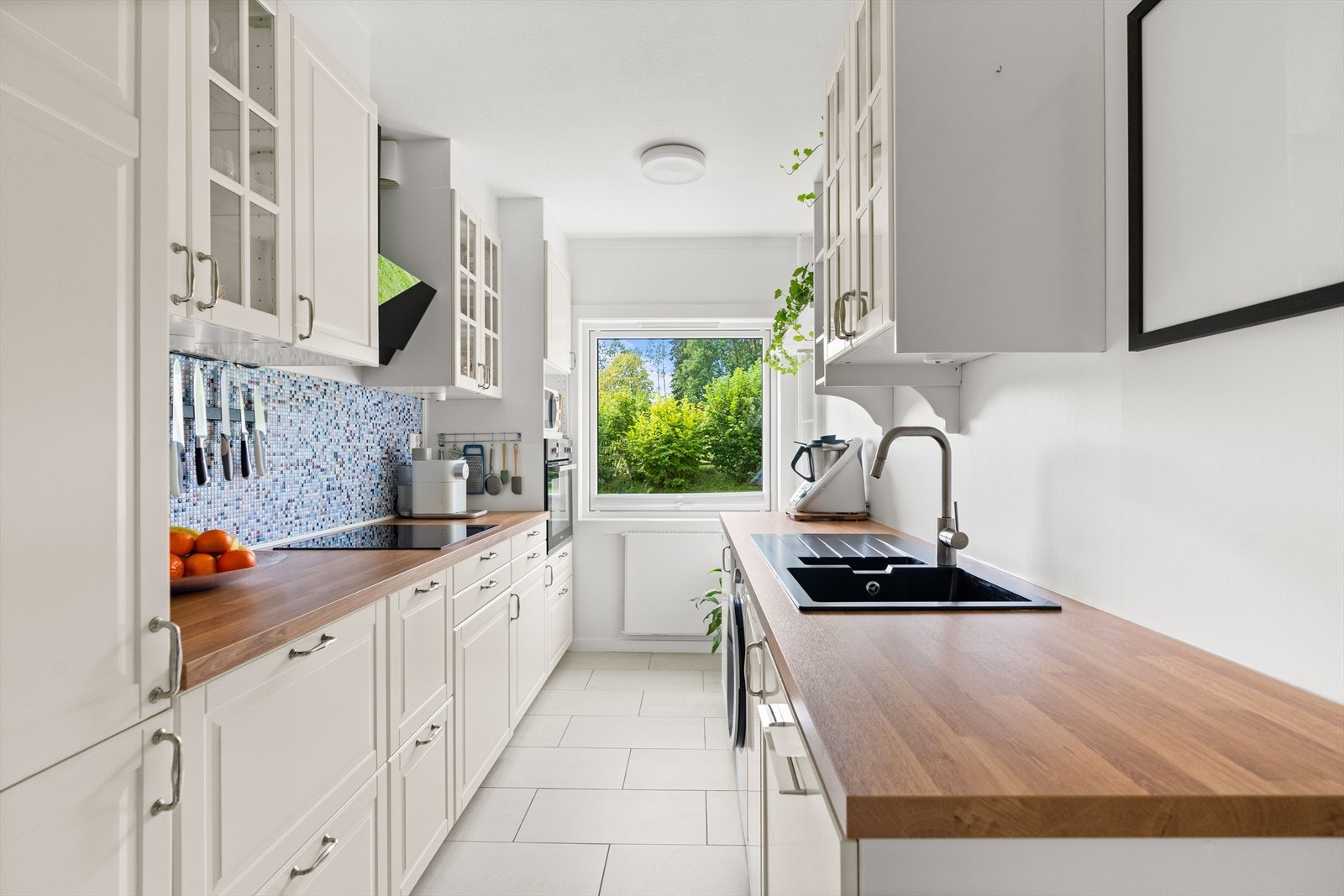 Kjøkkenet er separat, og byr på mye benk- og skapplass. Galleribilde