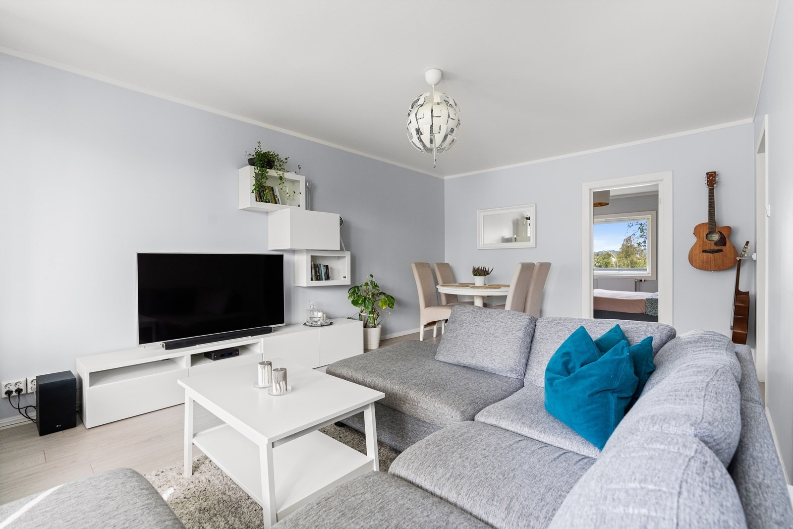 Vegger og tak er malt i lyse og tidløse fargetoner. Galleribilde