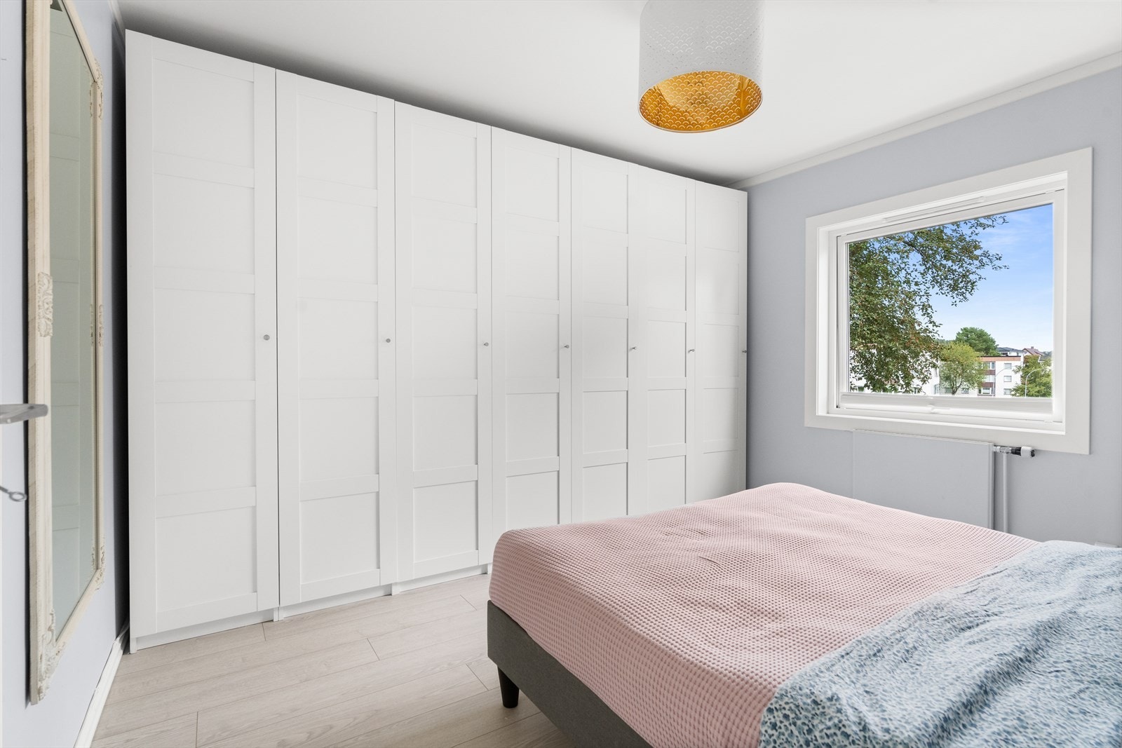 Videre er det plass til klesoppbevaring i smart garderobe. Galleribilde