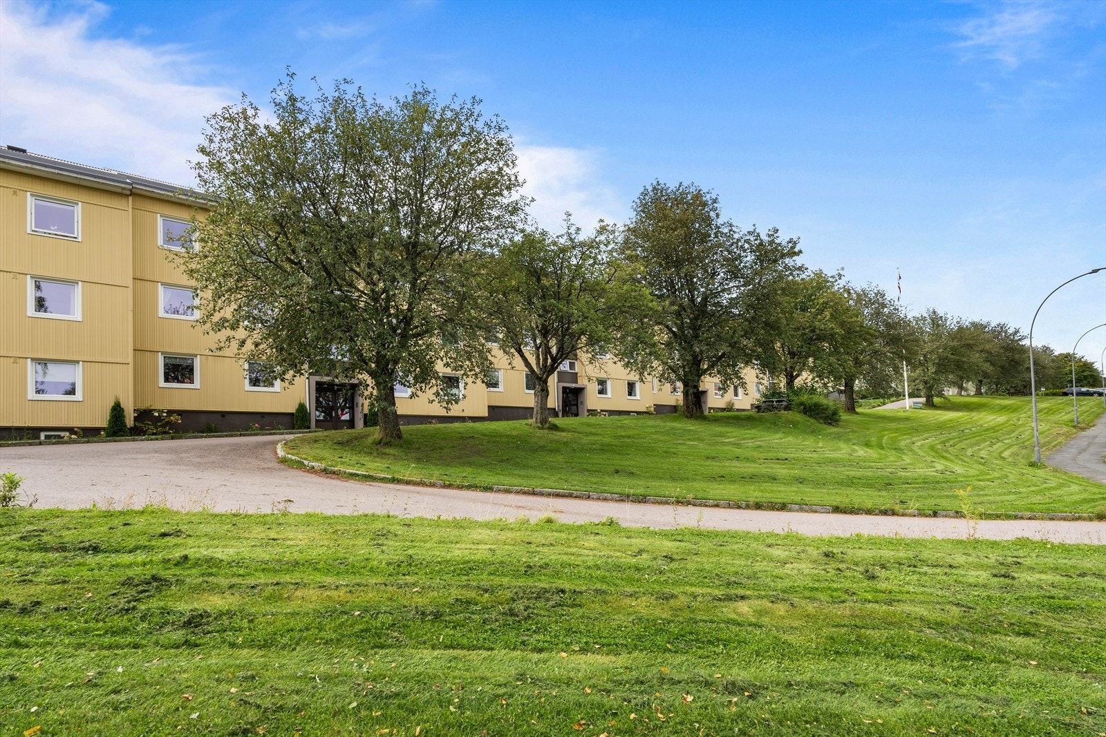 Borettslaget har pent opparbeidede fellesarealer. Galleribilde