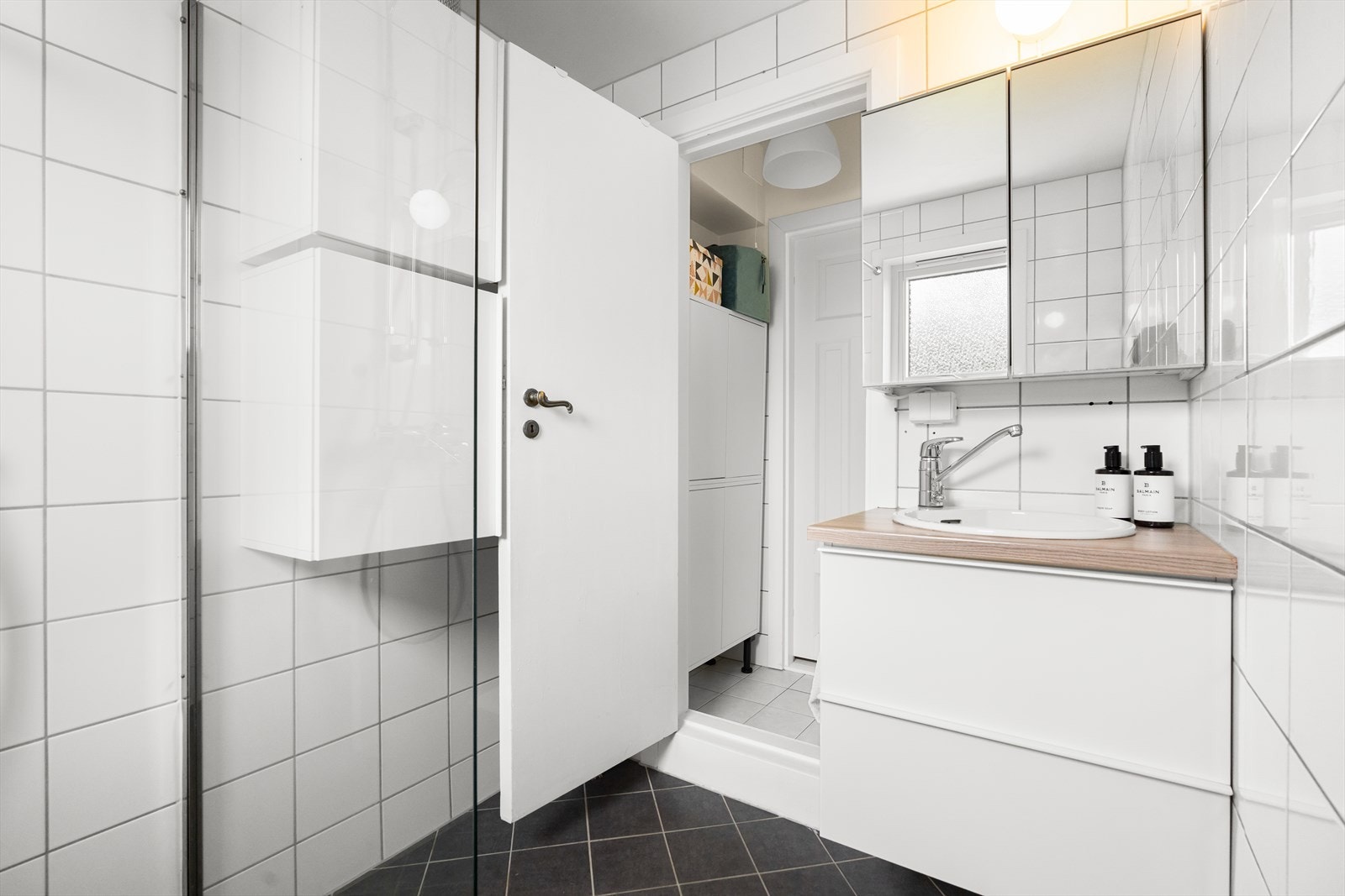 Fra gangen er det inngang til et bad med flislagte overflater og elektrisk gulvvarme. Galleribilde