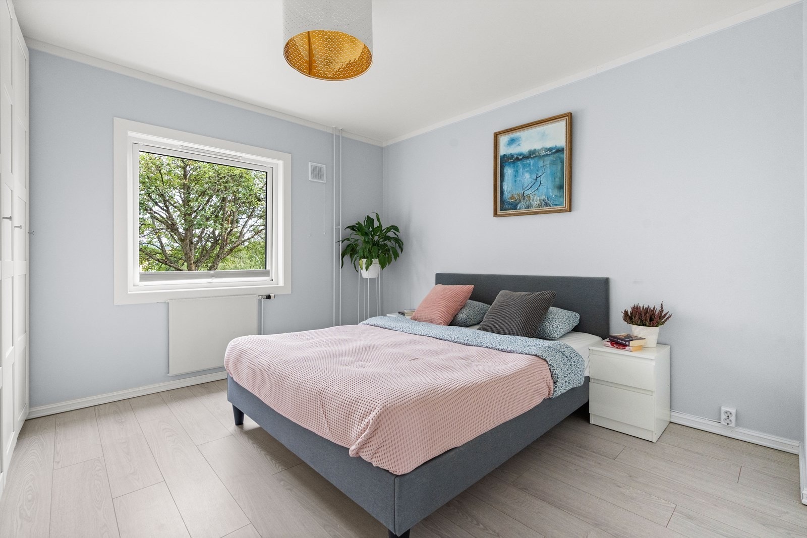 Leiligheten rommer to gode soverom. Hovedsoverommet har god plass til dobbeltseng med tilhørende nattbord. Galleribilde