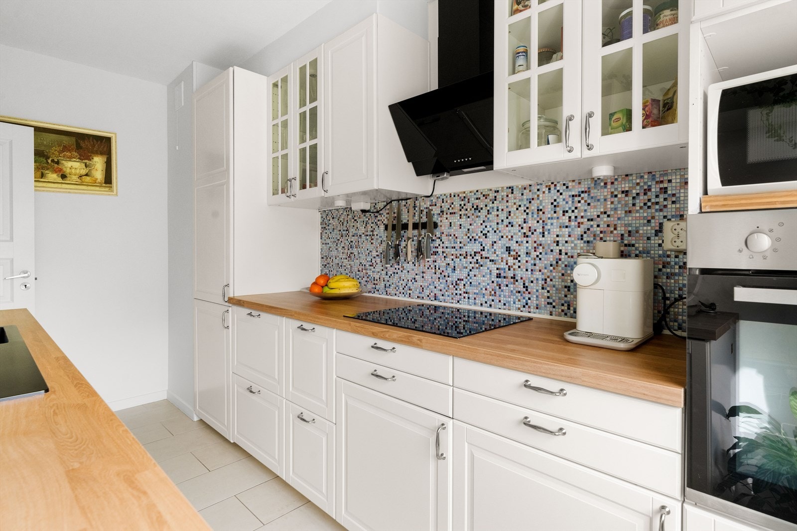 Videre er det satt inn integrert platetopp, stekeovn og kjøl/fryseskap. Galleribilde