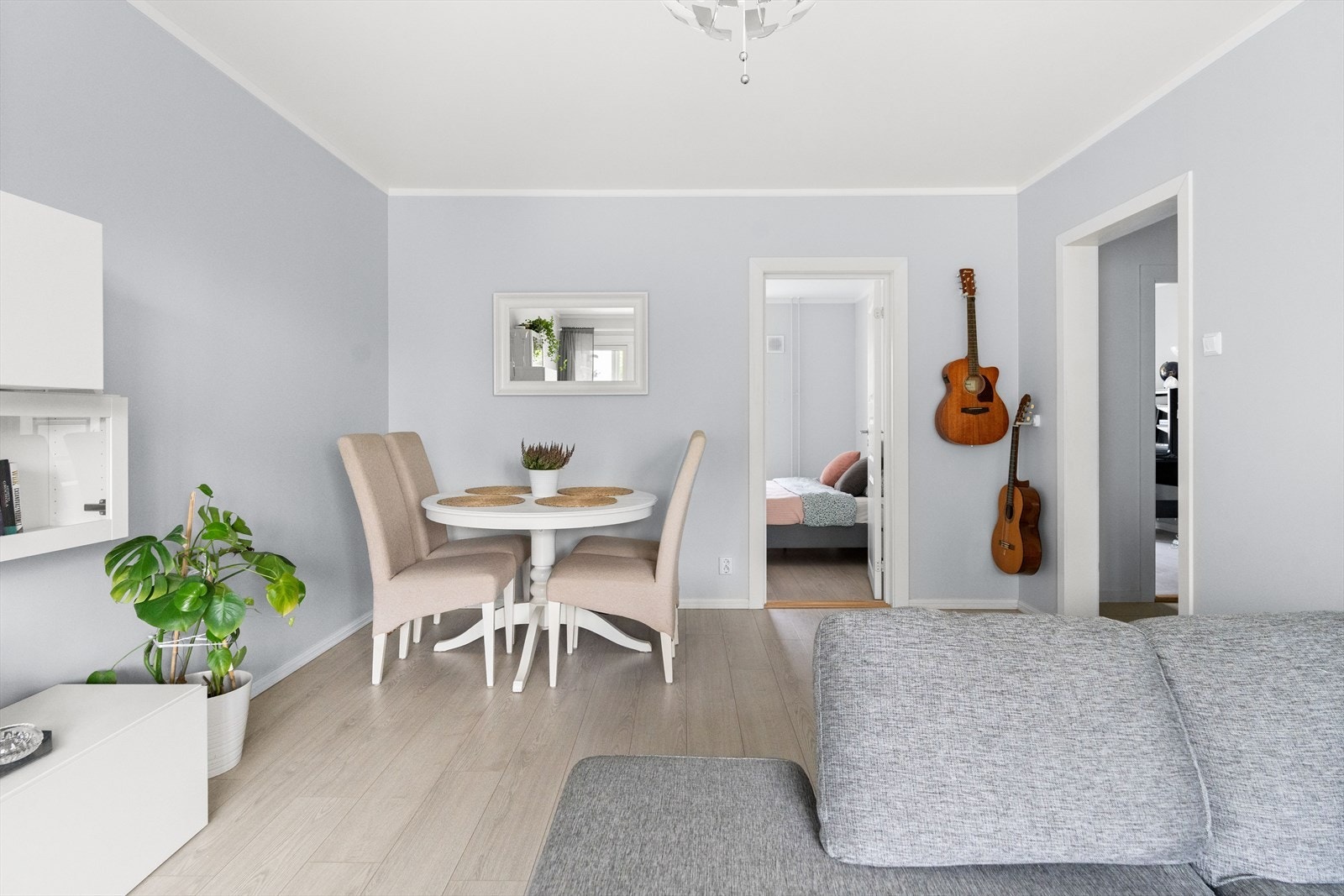 På gulvene er det pen lys laminat. Galleribilde