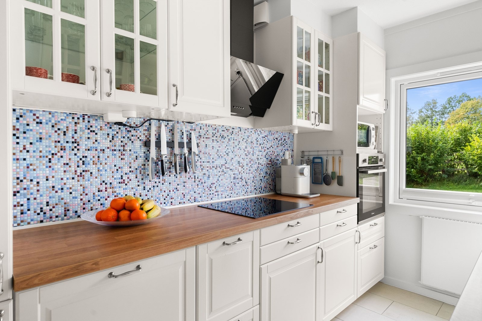 Innredningen har skap med profilerte fronter samt laminat benkeplate med nedfelt vask. Galleribilde