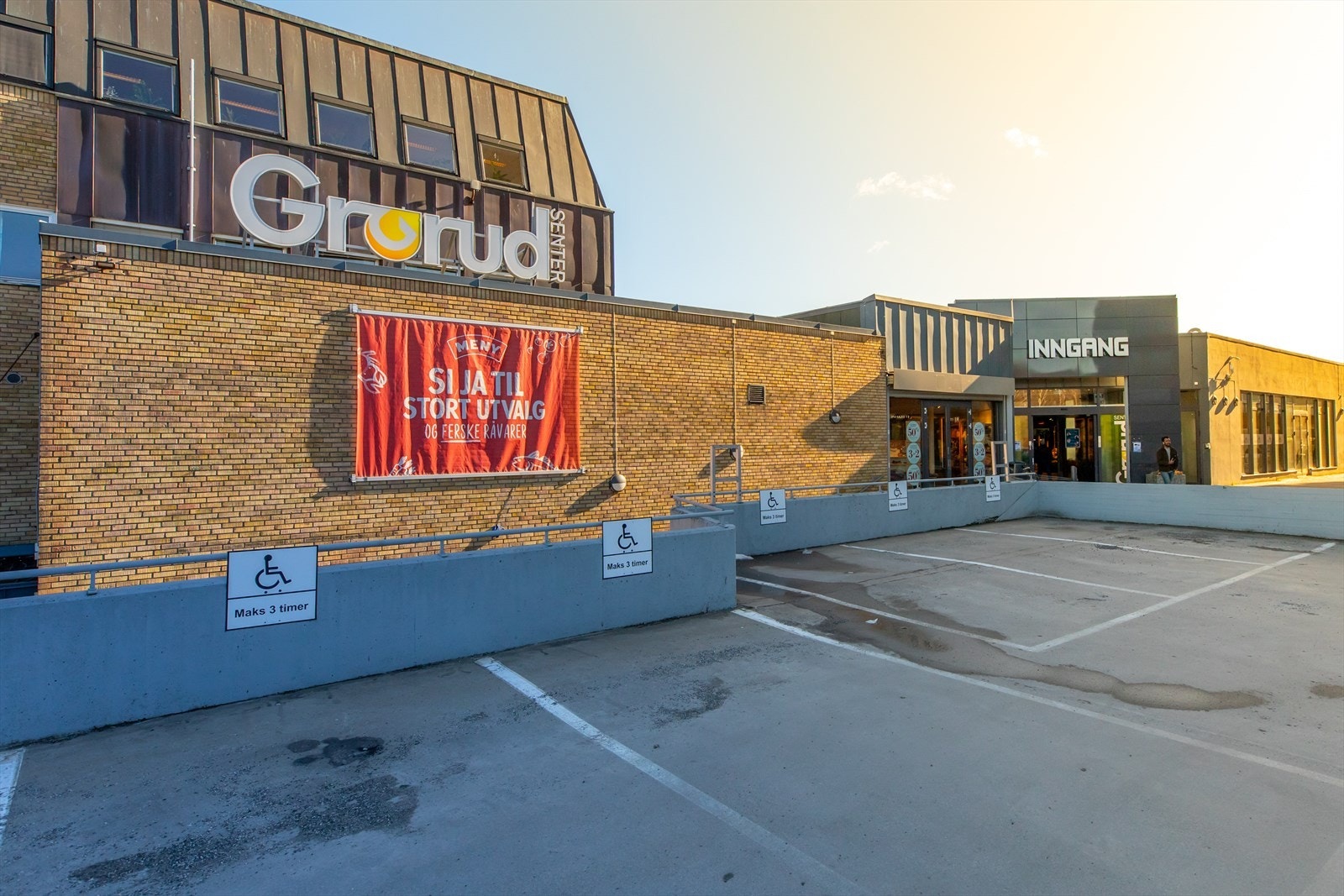 Grorud senter ligger i kort avstand fra boligen og har et godt utvalg av servicetjenester. Galleribilde