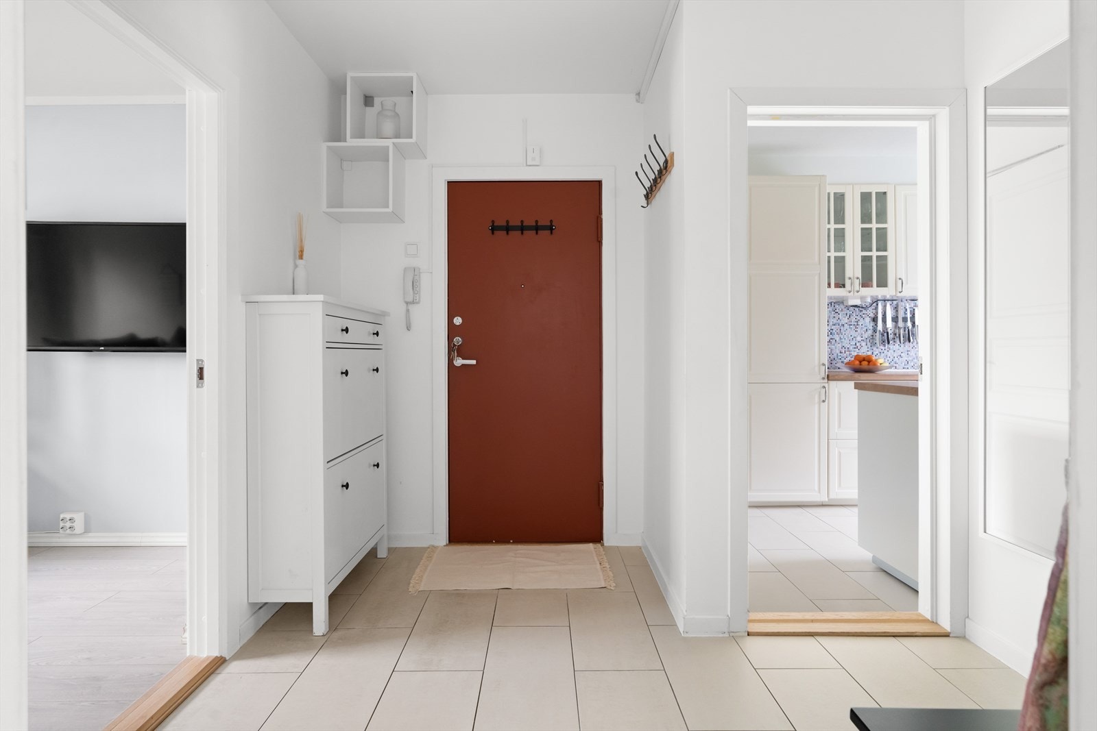 Leiligheten har en lys og innbydende entré, med plass til å henge fra seg yttertøy. Galleribilde