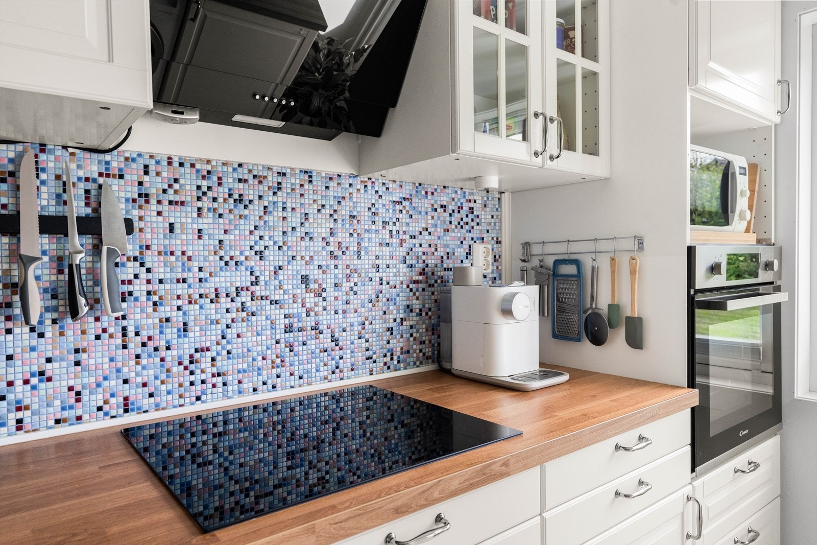 I tillegg er det tilkoblet en kullfilterventilator over kokeplassen. Galleribilde