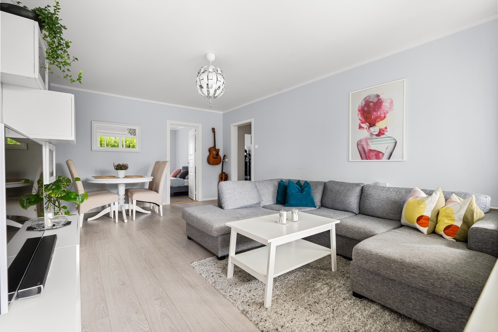 Boligen består av entré, 2 soverom, kjøkken, bad, toalettrom og stue med utgang til en herlig innglasset balkong på 8 kvm. Galleribilde