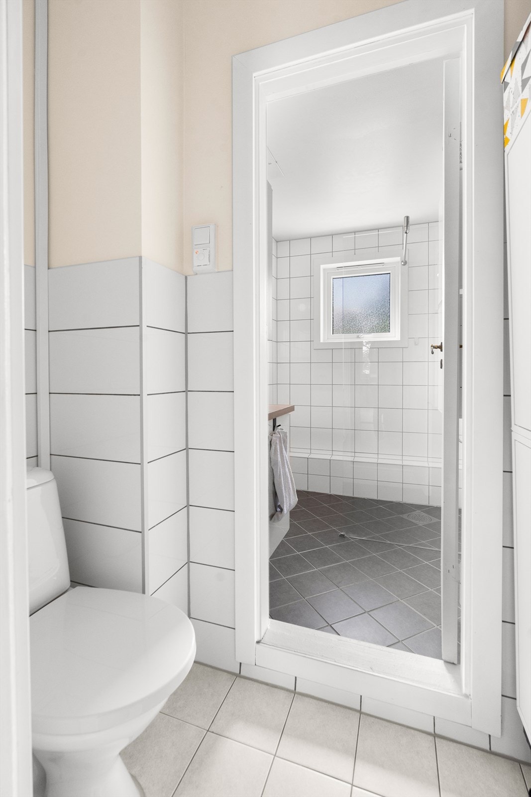 Vegg i vegg med badet er det inngang til et toalettrom. Galleribilde