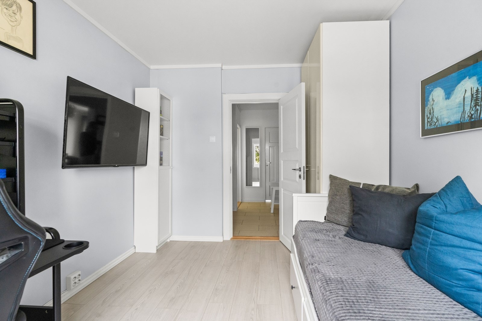 Rommet har plass til seng, nattbord, garderobe og evt. skrivebord. Galleribilde