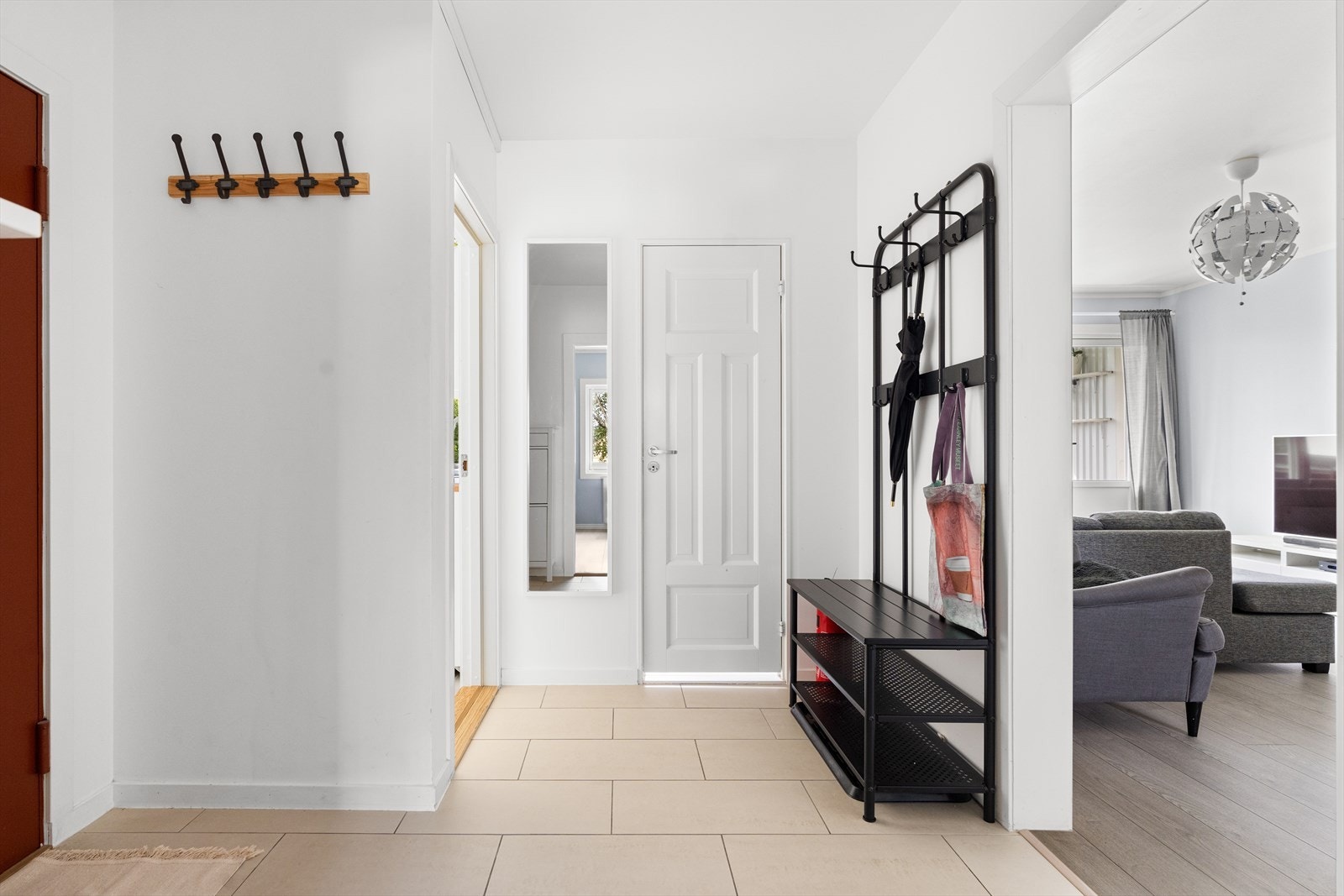 Det er praktiske fliser på gulvet. Galleribilde