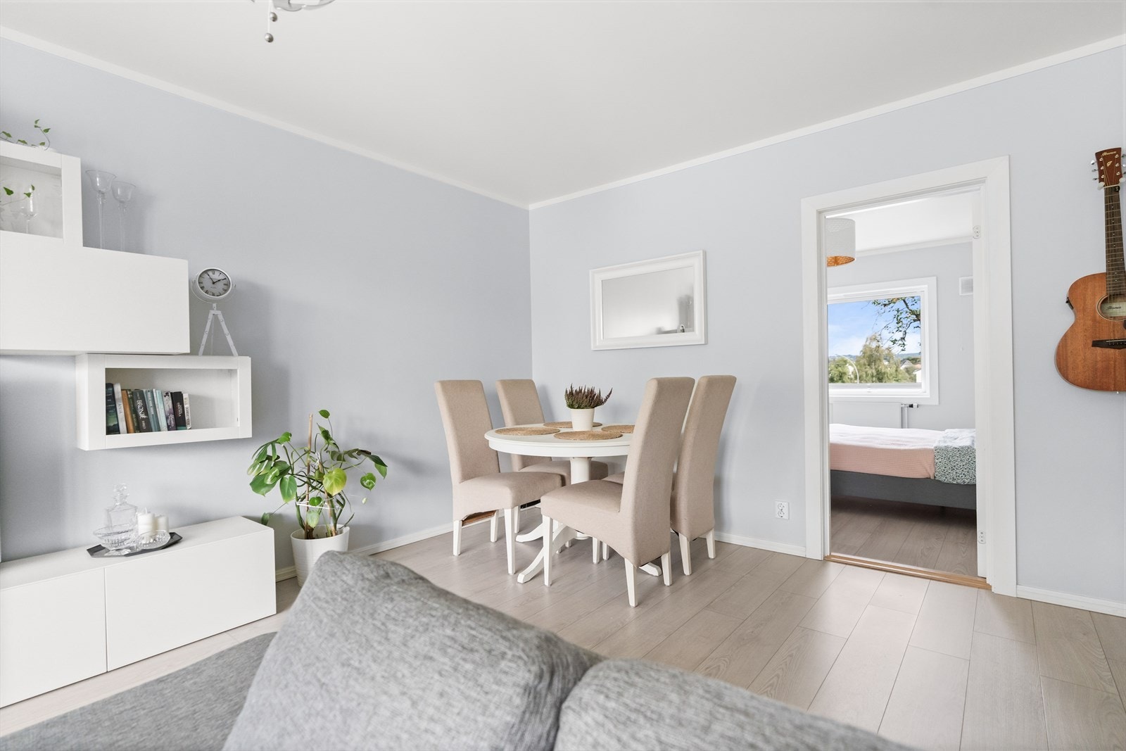 Rommet har god plass til sofa, tv-bord og spisegruppe. Galleribilde