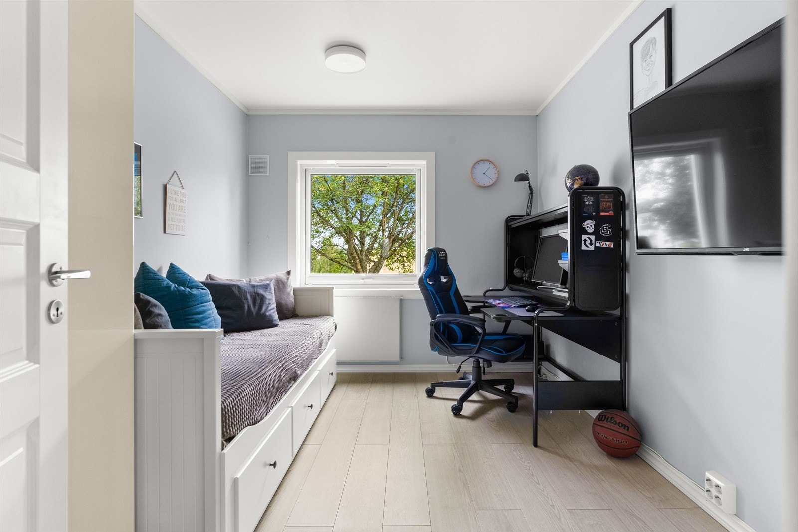 Soverom nr. 2 fungerer ypperlig som barnerom, gjesterom eller kontor - her er mulighetene mange! Galleribilde