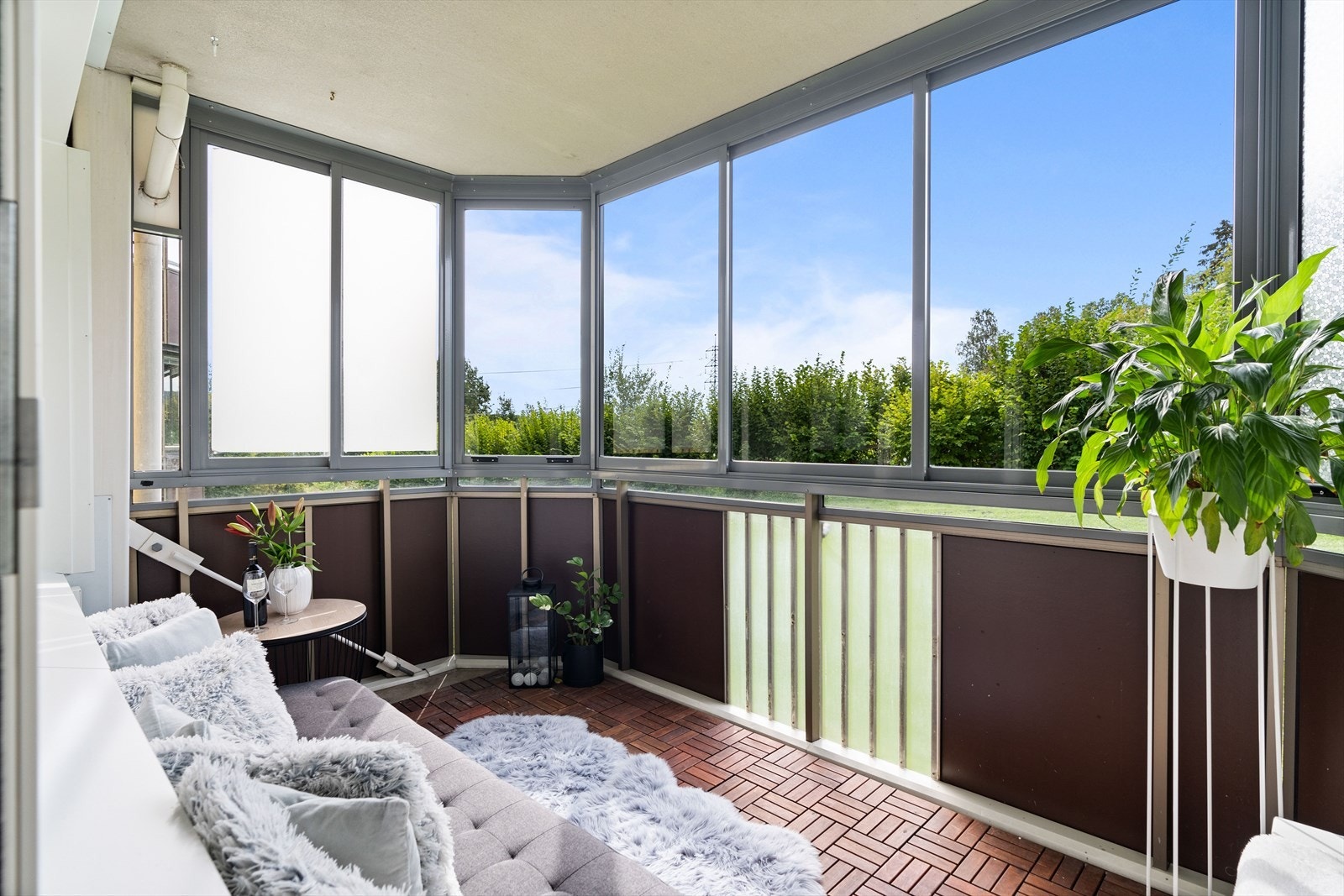 Fra stuen er det utgang til en herlig innglasset balkong Galleribilde