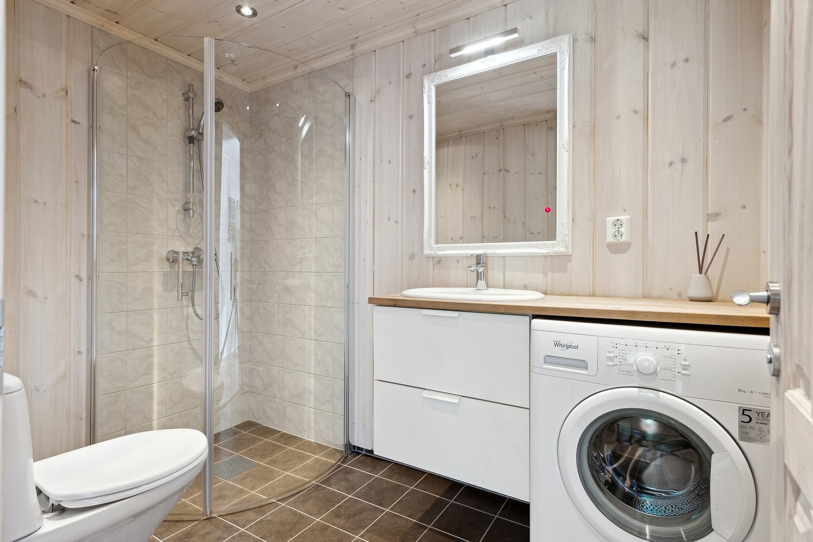 Bad med gulvvarme under fliser - Fliser på vegger i dusjhjørne Galleribilde