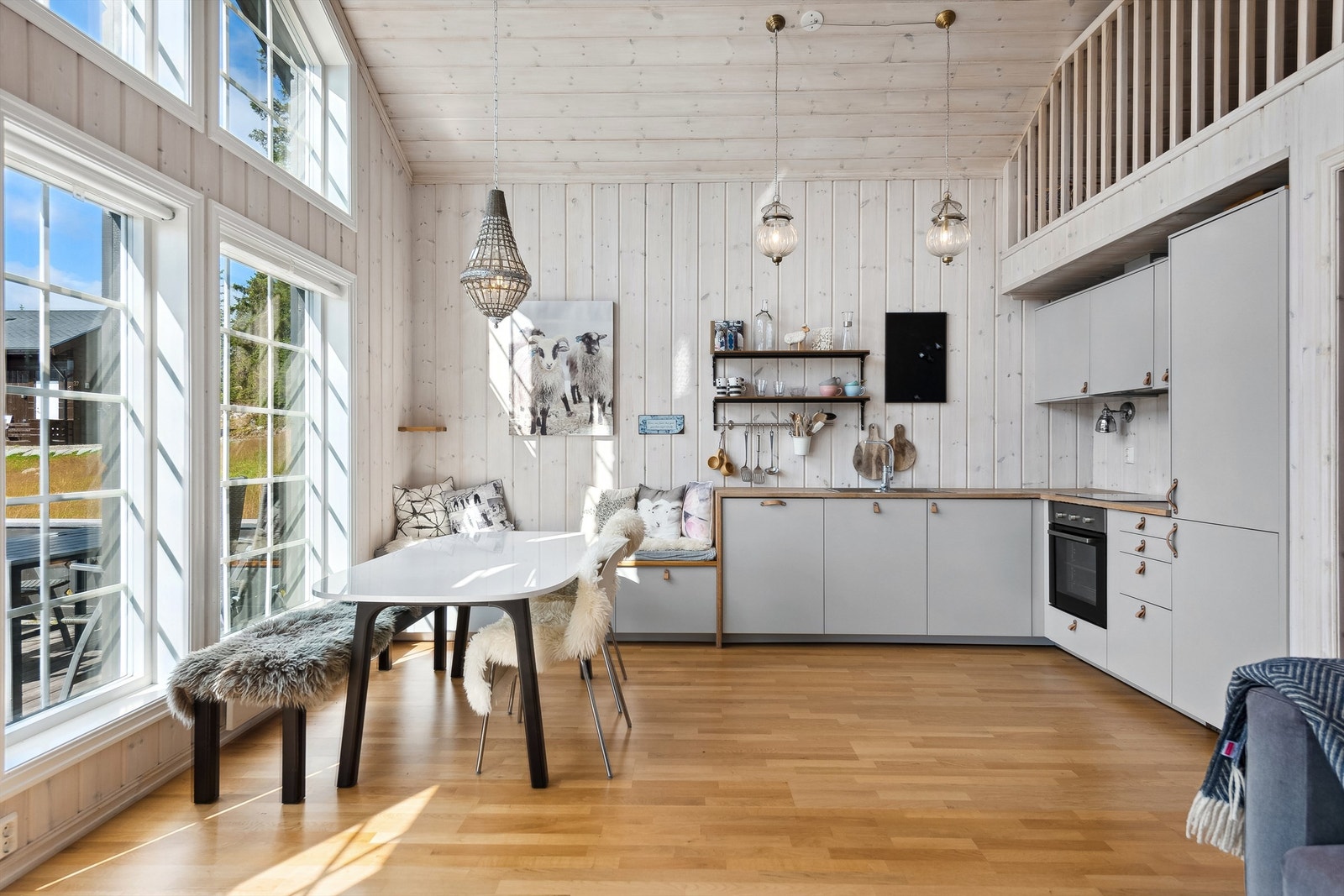 Stilrent kjøkken med en hyggelig spiseplass Galleribilde