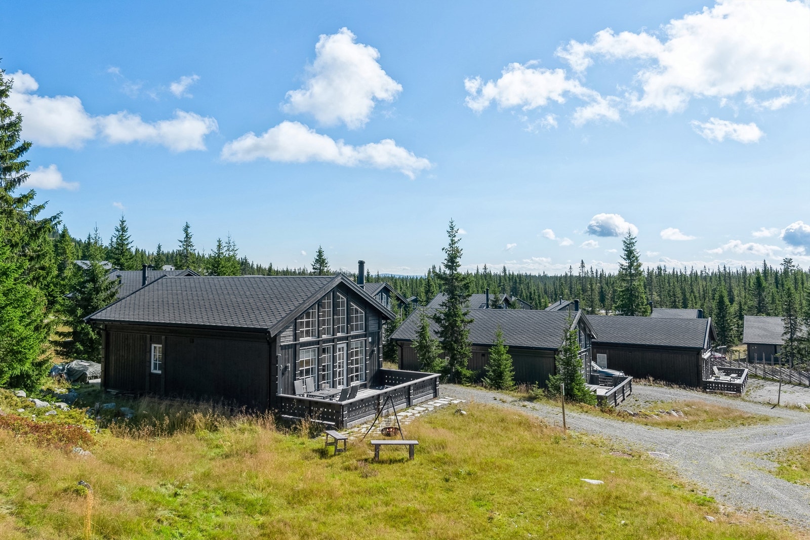 Populære Natrudstilen har vært under utvikling i mange år og er bebygd med en blanding av større og mindre, nyere fritidsboliger Galleribilde