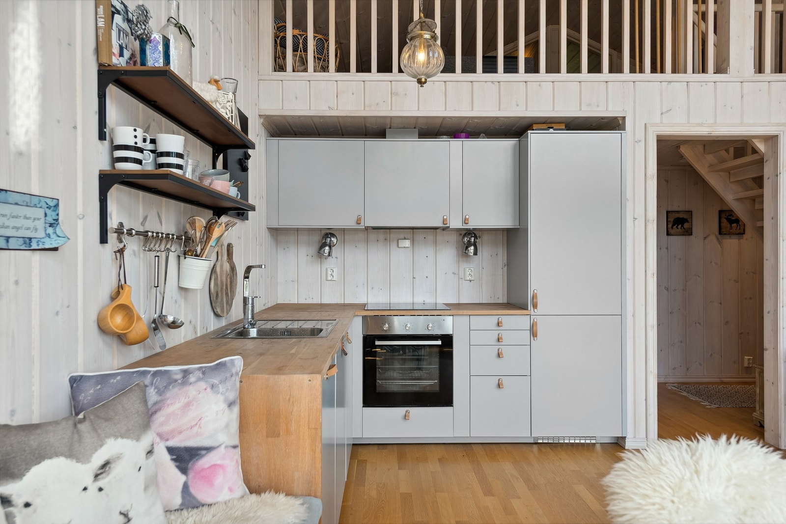 Kjøkkenhjørne med integrerte hvitevarer Galleribilde