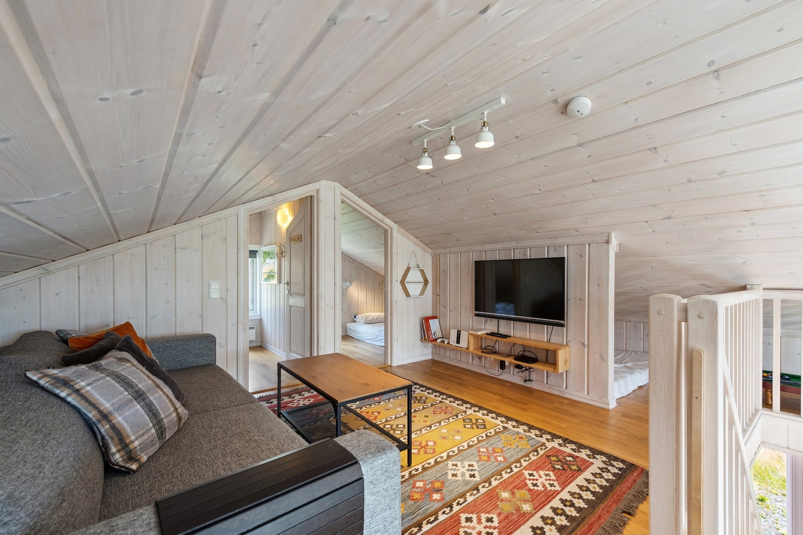 Loftstue med opplegg for TV - Sovealkove (ikke inntegnet i godkjente byggetegninger) Galleribilde