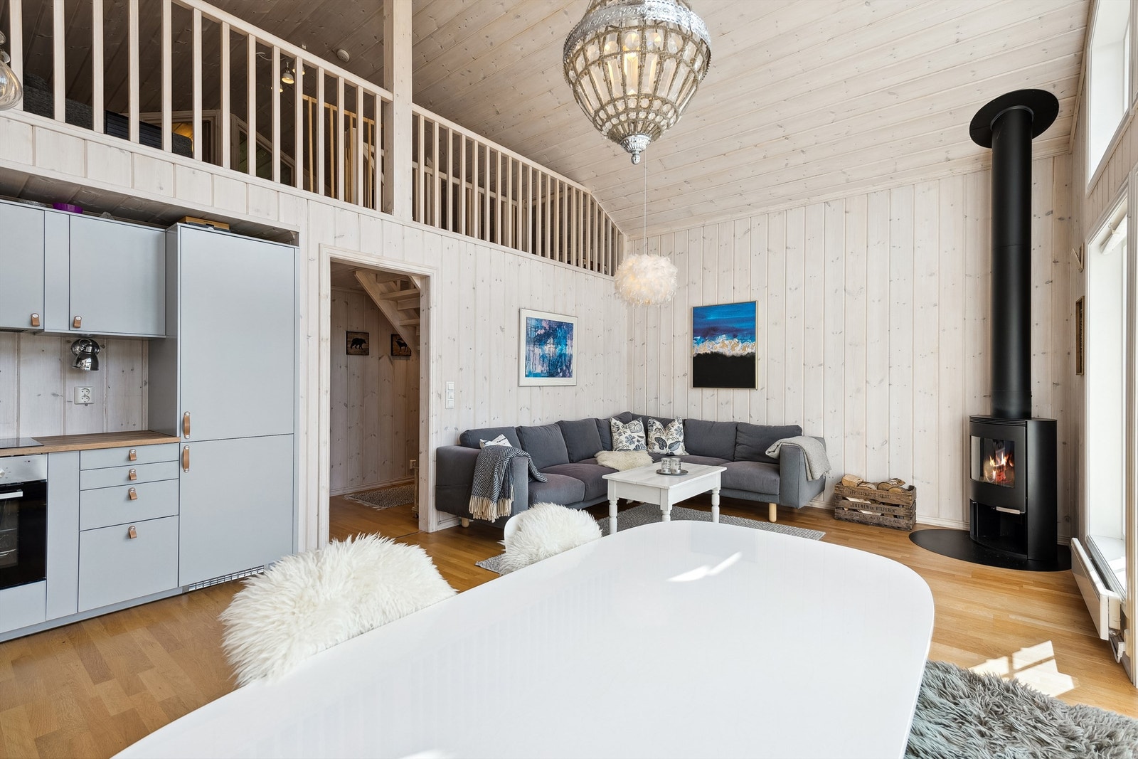 Lekkert, lyst og trivelig fellesrom med stue og kjøkken i en åpen løsning Galleribilde