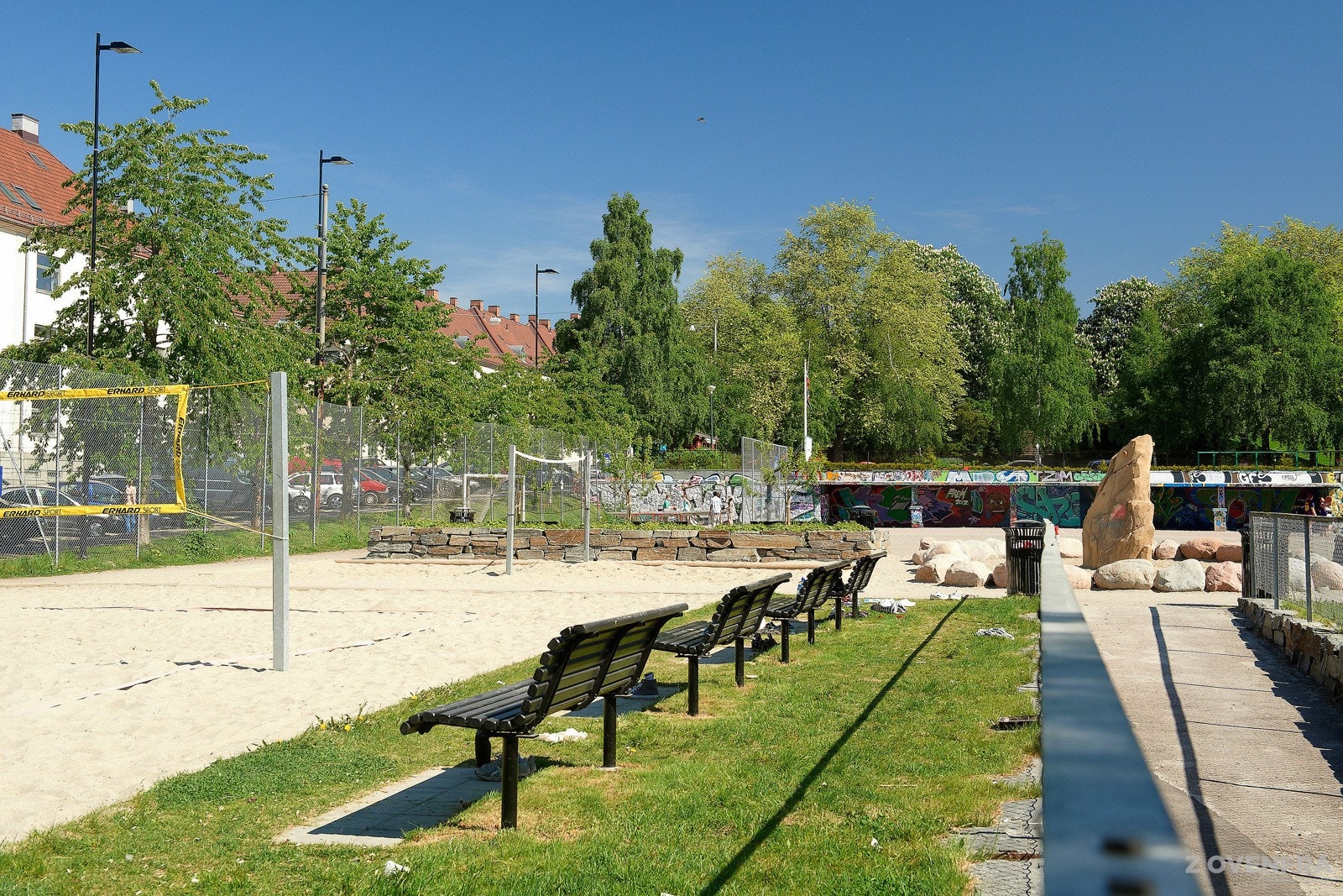Sandvolleyball, basket og minigolf i umiddelbar nærhet. Galleribilde