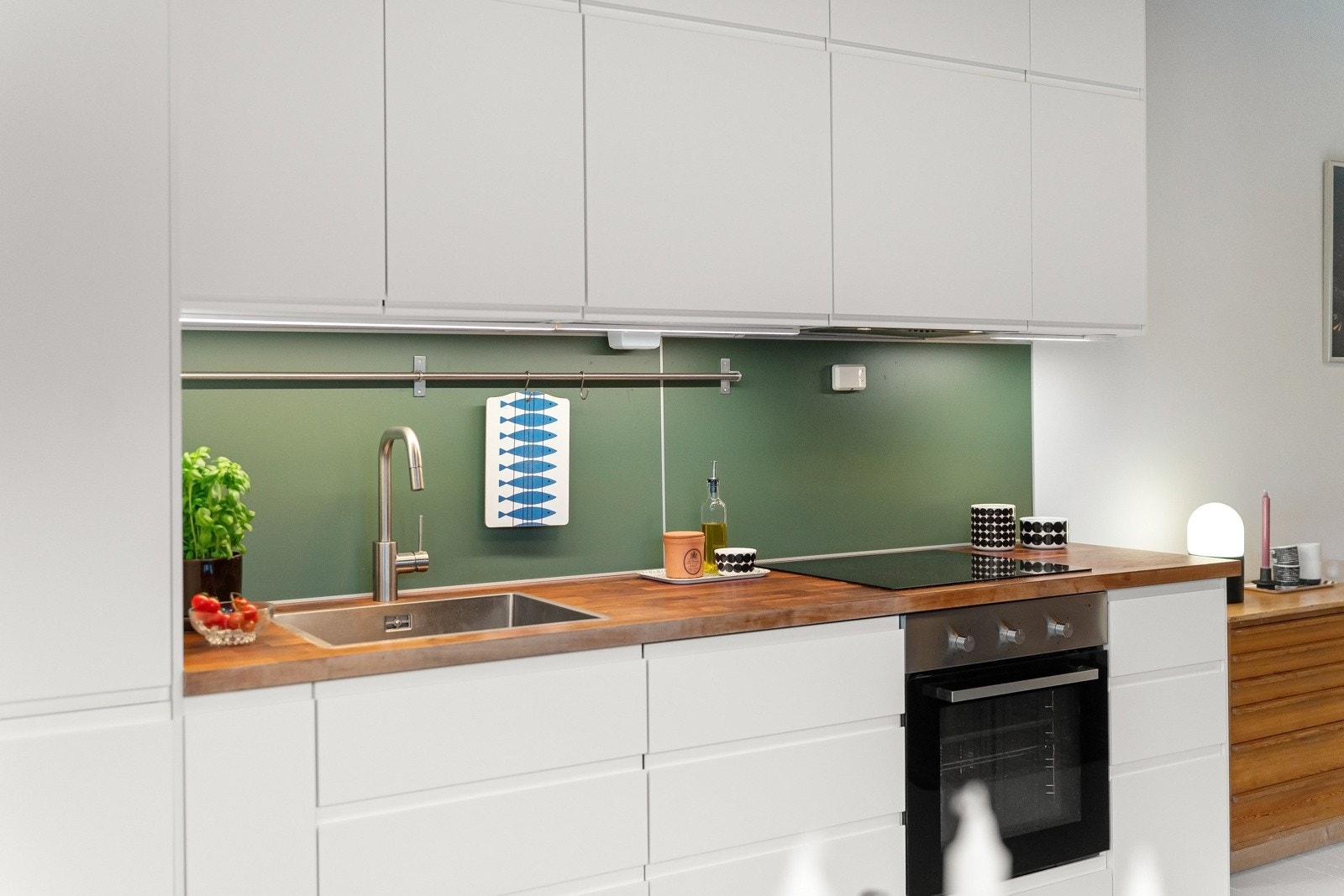 Integrerte hvitevarer er platetopp, stekeovn, oppvaskmaskin og kjøl/frys. Galleribilde