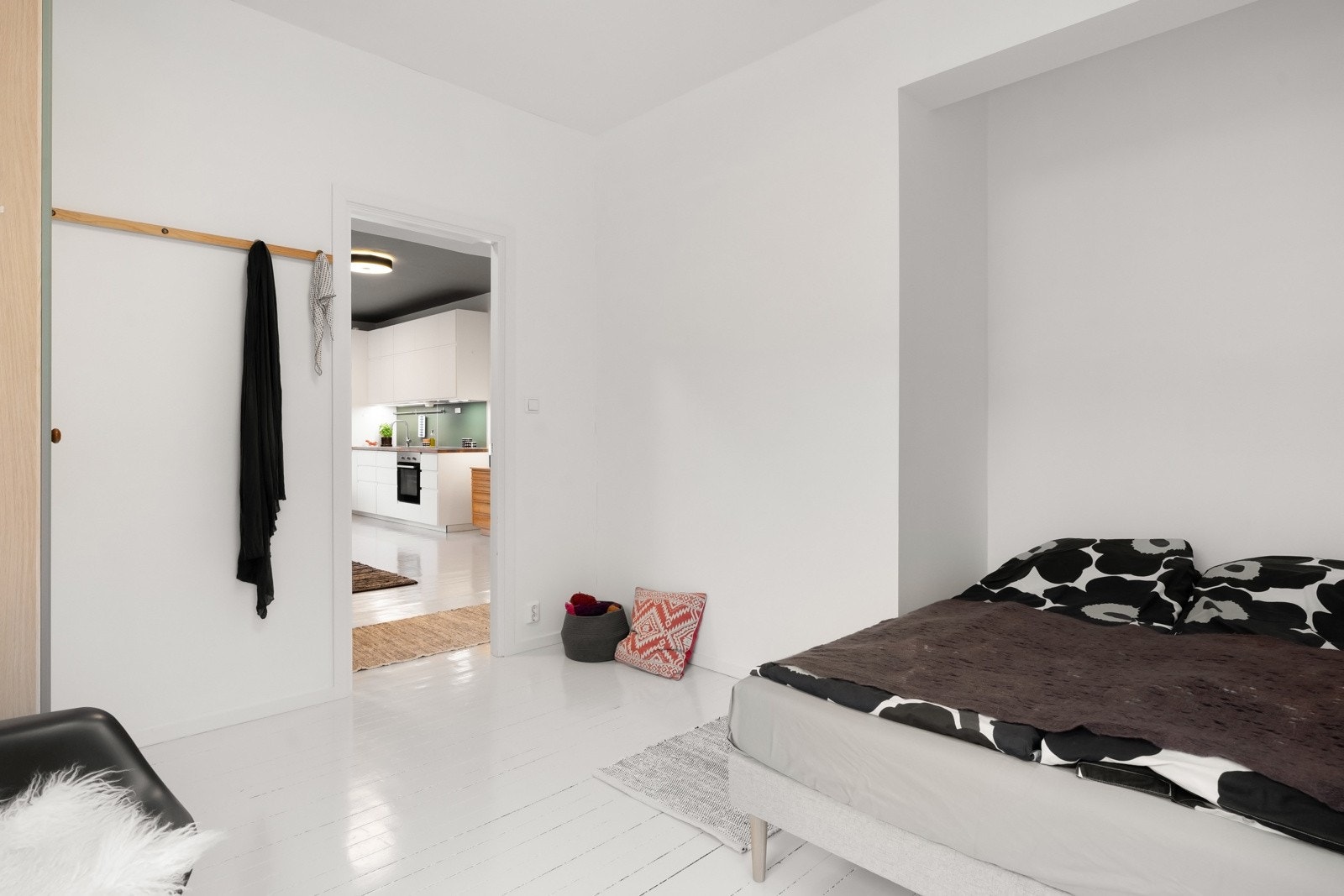 God plass til dobbeltseng og nattbord. Galleribilde