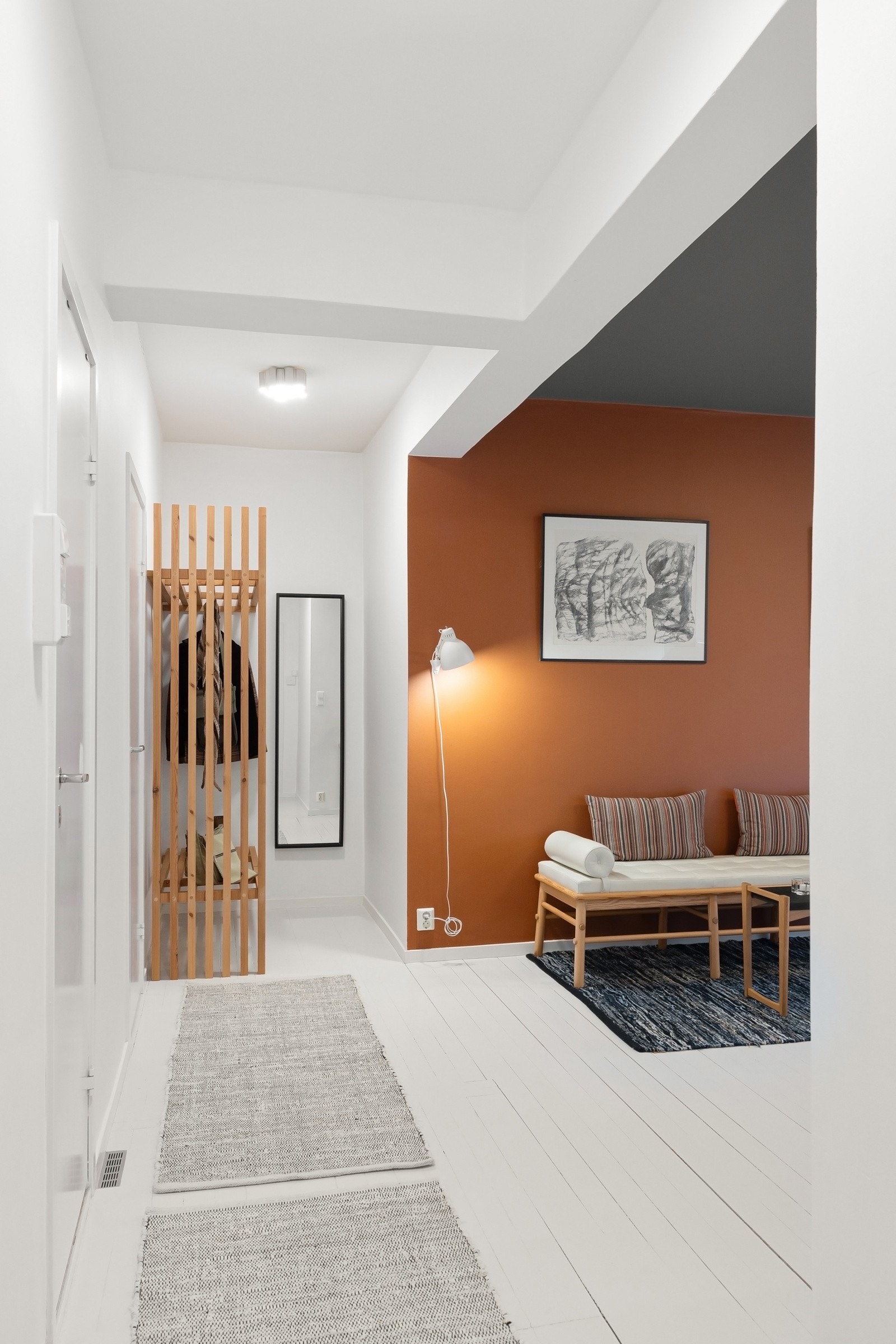 Praktisk plasstilpasset nisje for oppbevaring av yttertøy. Med boligen følger også bod i kjeller på ca. 4 kvm. Galleribilde