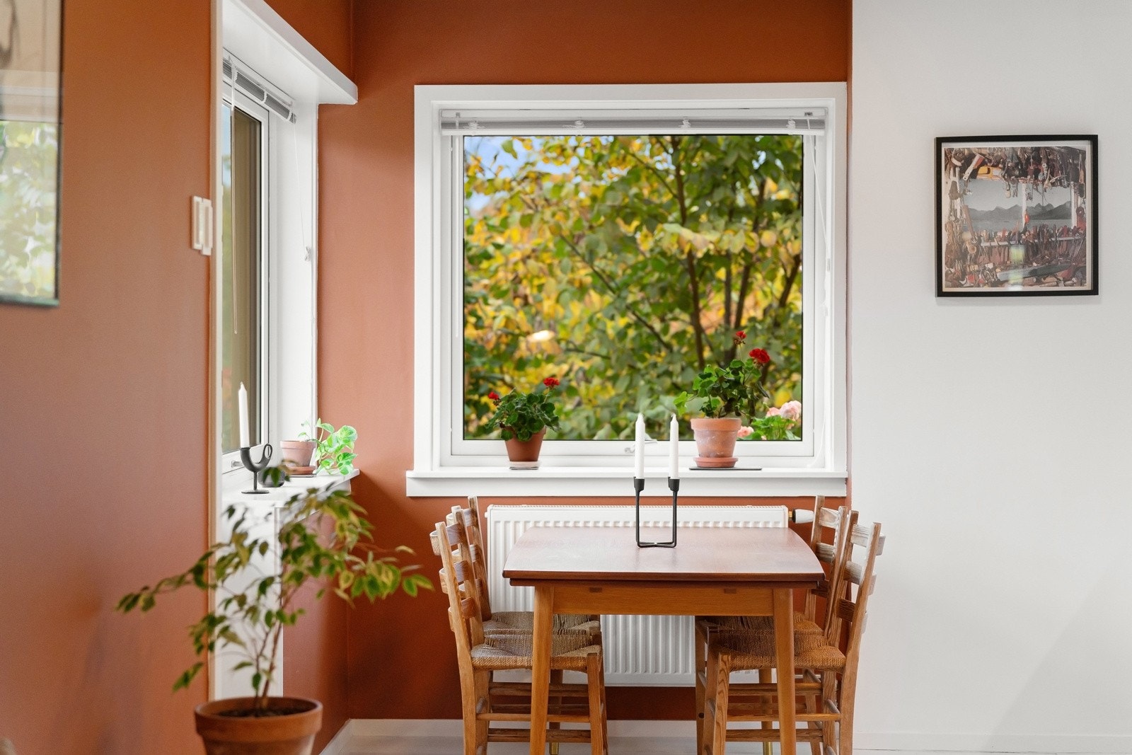 Store vindsflater fra to himmelretninger slipper godt med naturlig lys inn. Galleribilde