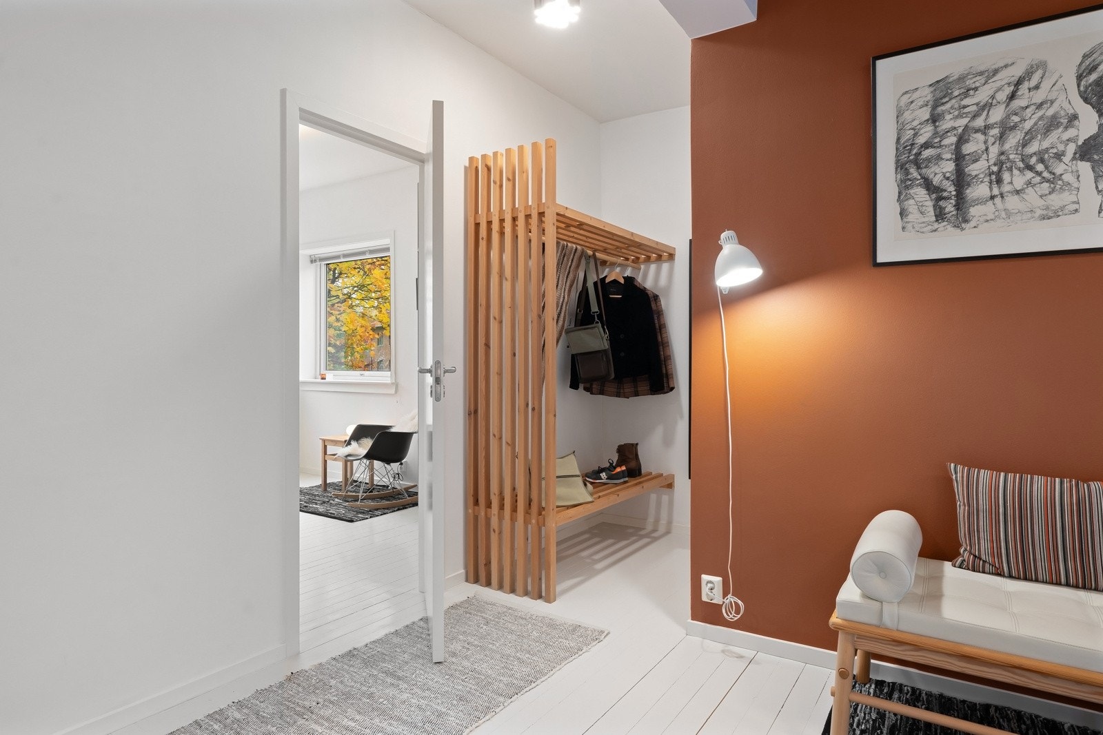 Allrommen munner ut i en gang med enkel adkomst til begge soverommene og badet. Galleribilde