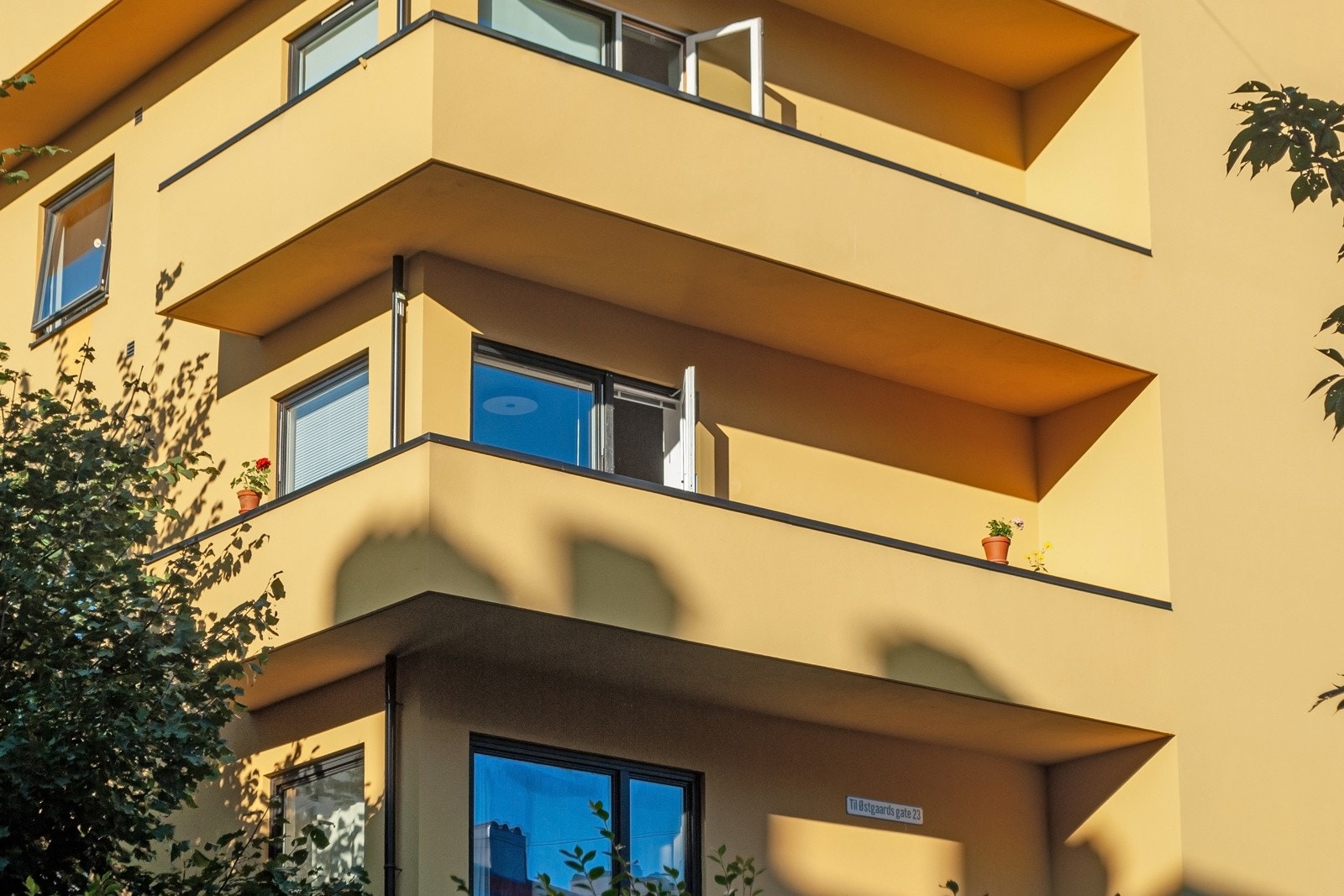 Hjørnebalkong med sol fra tre himmelretninger. Galleribilde