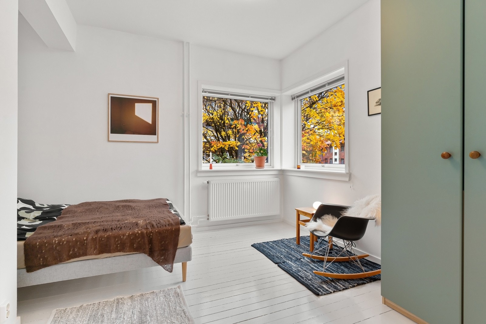 Soverom I. Begge soverommene vender ut mot stille gårdsrom med lite trafikk. Galleribilde