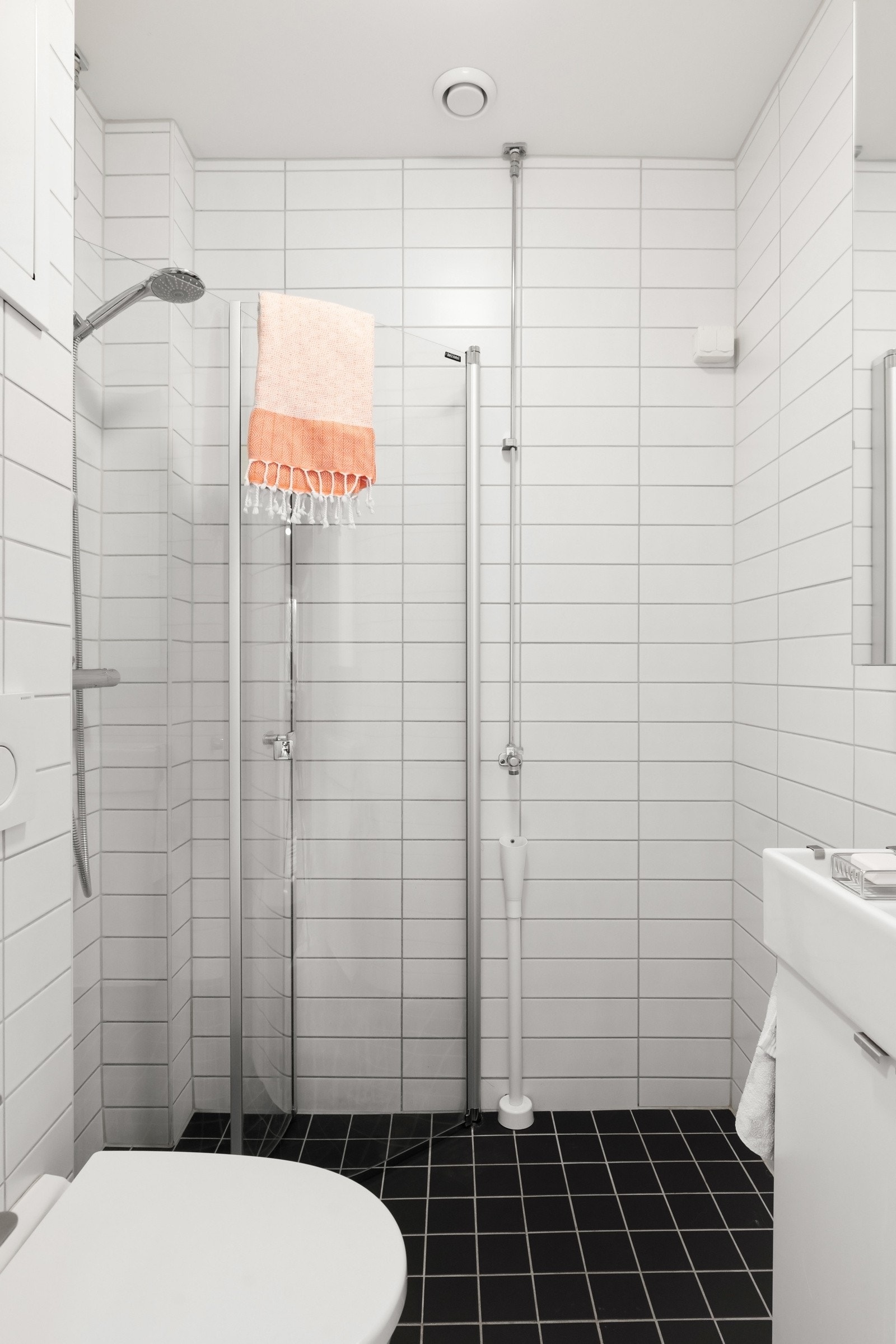 Delikat flislagt bad fra 2012 med varmekabler. Opplegg for vaskemaskin. Galleribilde