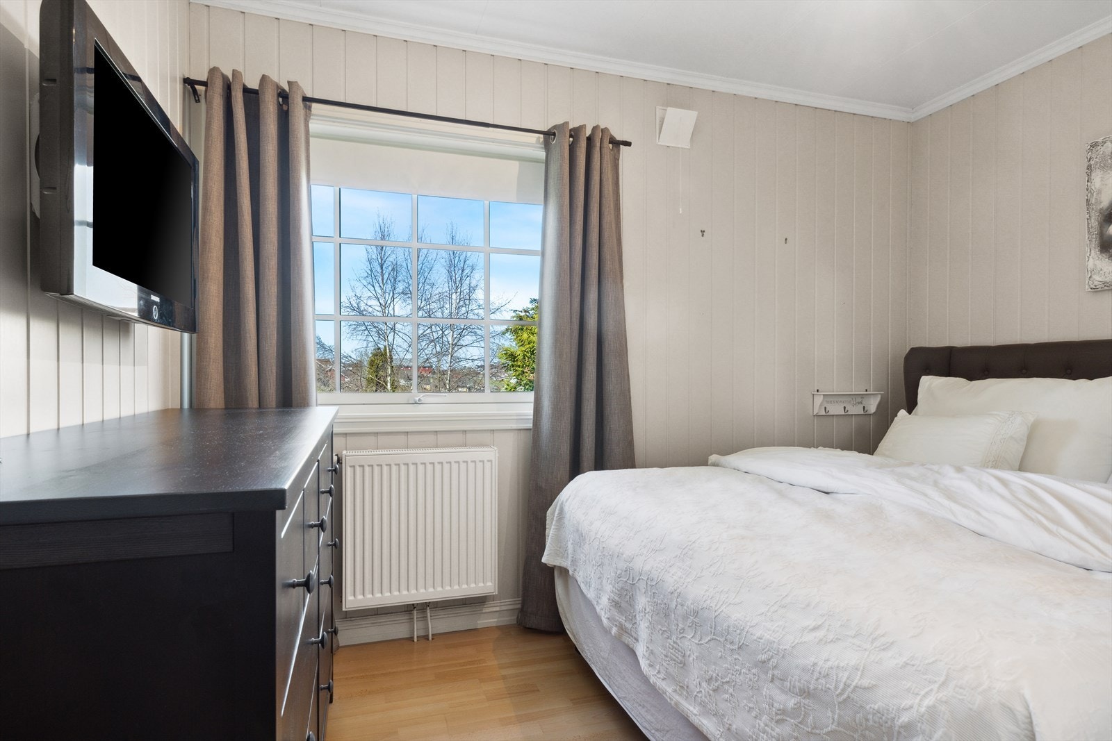 Eiendommen har vannbåren varme via radiatorer og rør i gulv på hovedbad. Det er totalt 19 radiatorer i boligen. Galleribilde