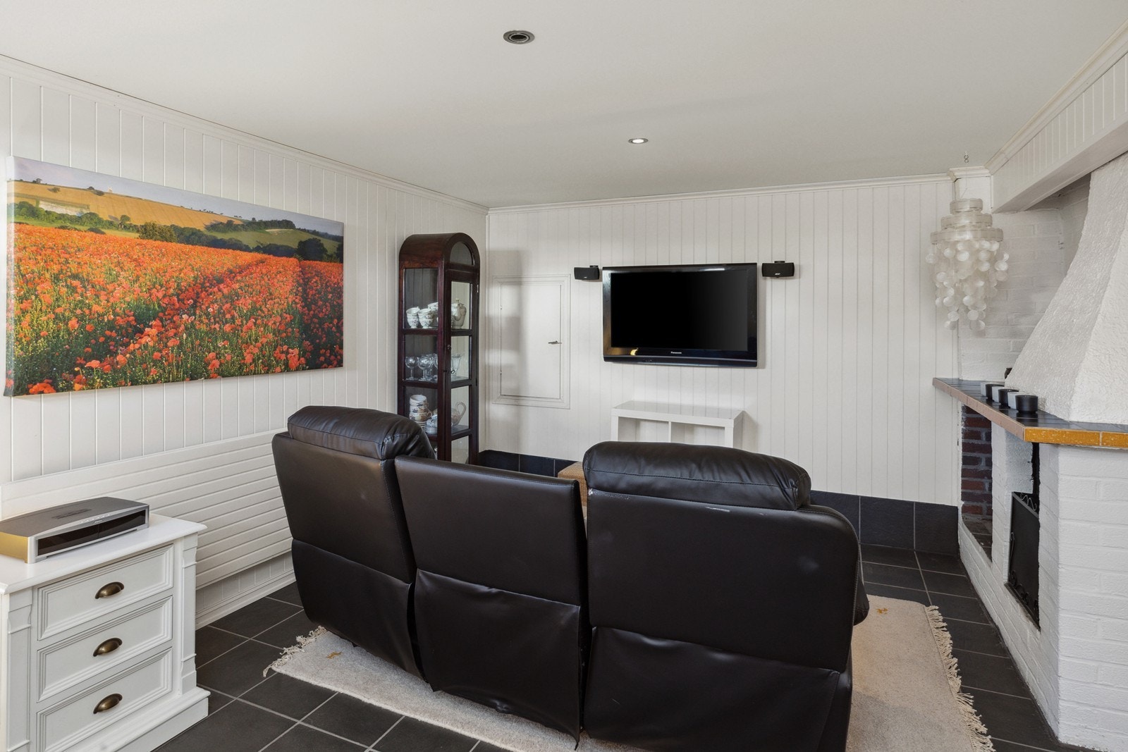 Peisstue i kjeller som tilhører hoveddel. Her kan en enkelt innrede et kino-/filmrom som kan brukes av ungdommen med besøk, mancave, gjesterom etc. Galleribilde