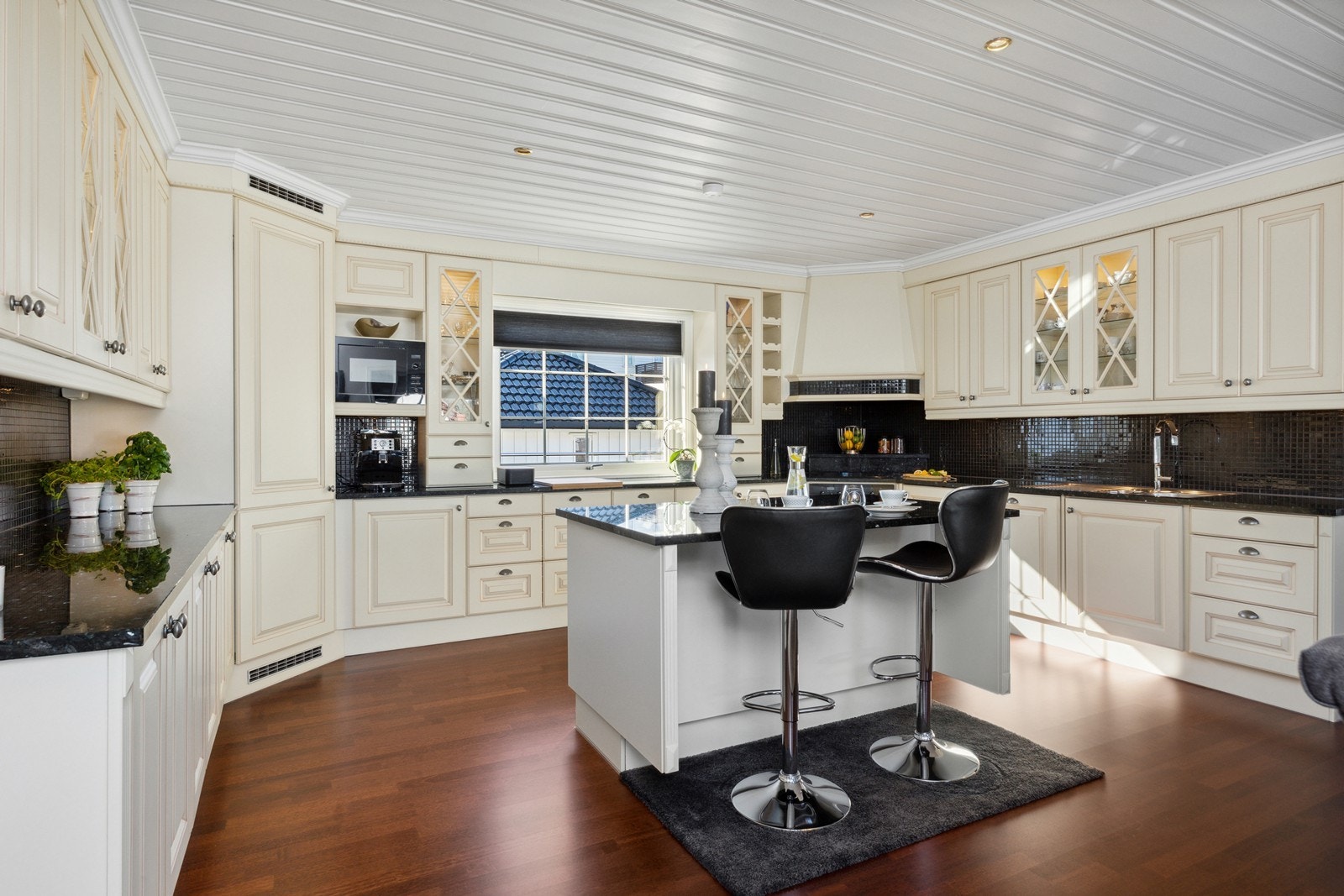 Stort og lekkert kjøkken fra JKE med profilerte fronter og granitt benkeplate med underlimt oppvaskkum. Galleribilde