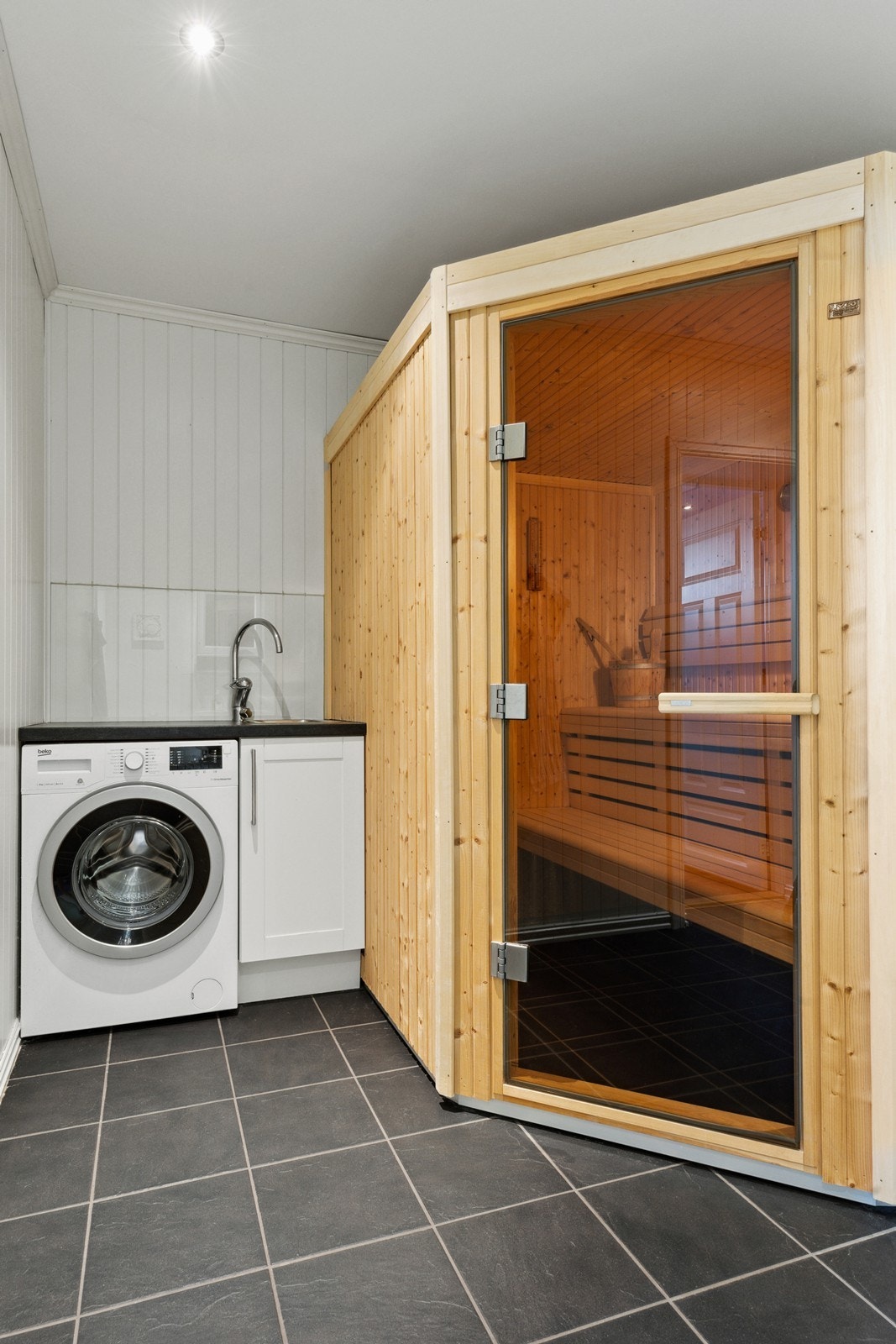 Det er ikke sluk og rommet er ikke bygget opp som våtrom. Det er montert vannstopperventil som et sikkerhetstiltak. Opplegg for vaskemaskin. Galleribilde