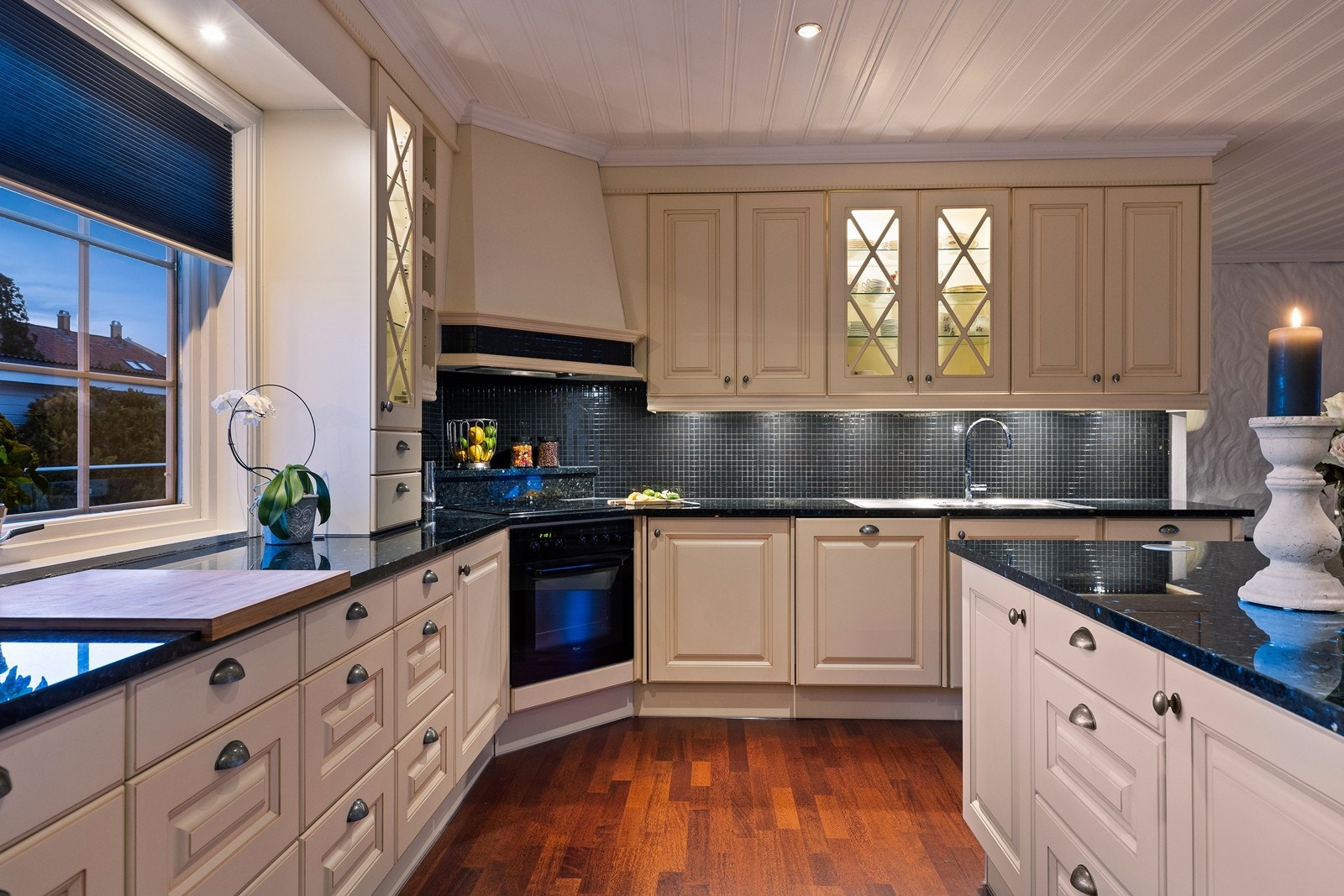 Av integrerte hvitevarer finner du stekeovn og mikrobølgeovn i høyde, platetopp, oppvaskmaskin og kjøl-/fryseskap. Kjøkkenventilator har avtrekk ut. Galleribilde